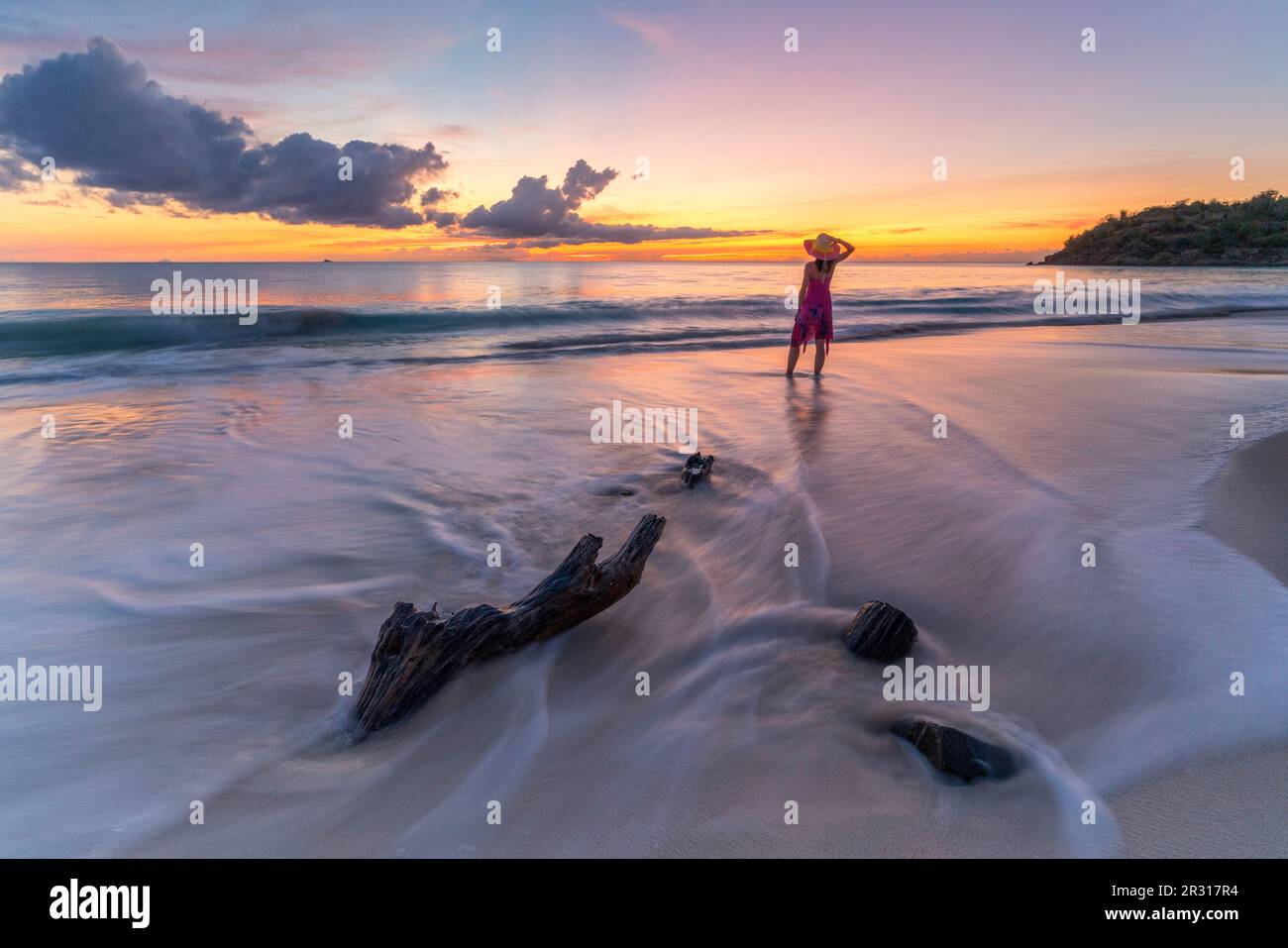 Donna godendo il tramonto sulla spiaggia tropicale, Mar dei Caraibi, Antille Foto Stock
