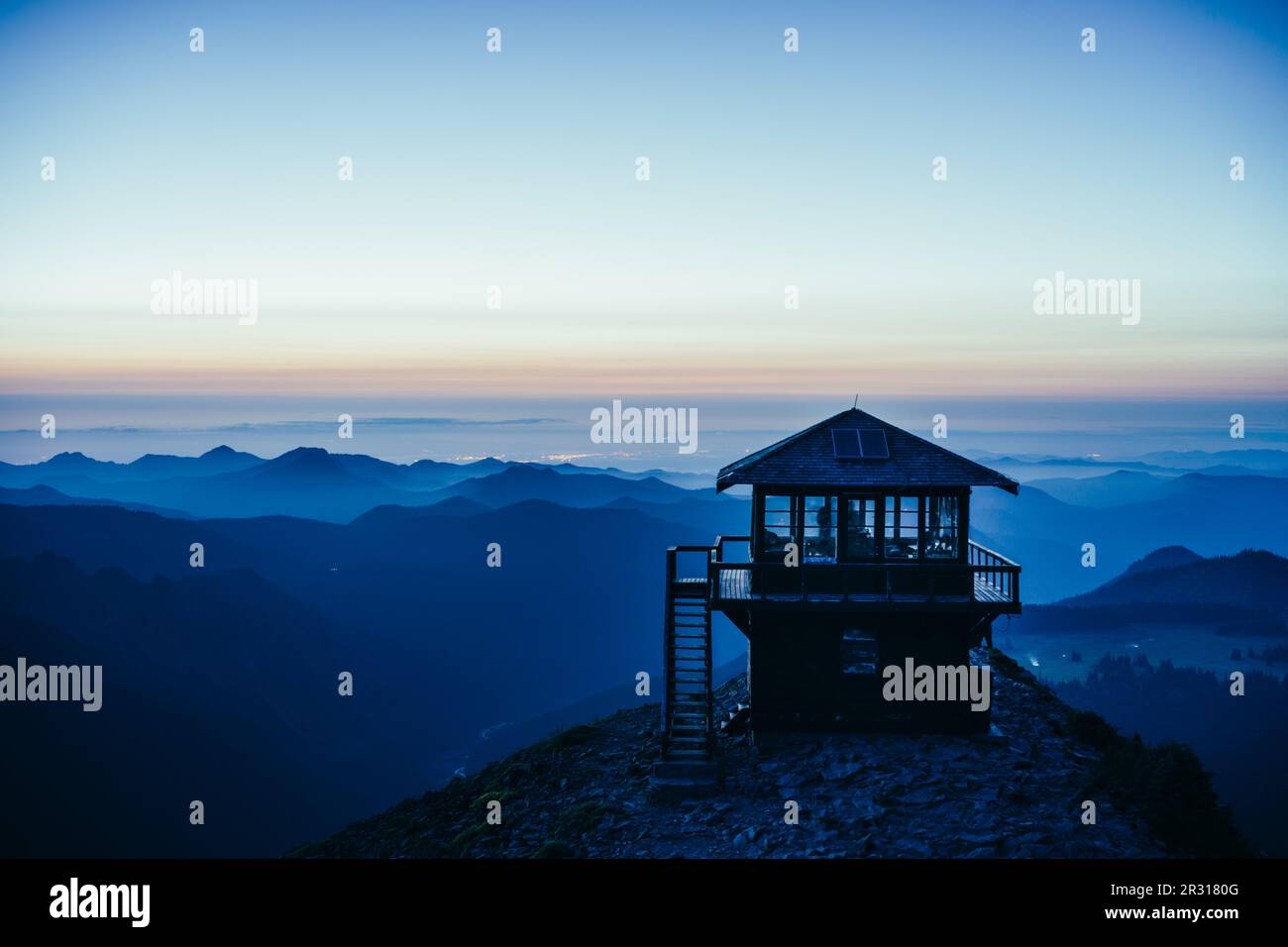 Storico di avvistamento incendi a Mt Rainier NP durante l estate tramonto di montagna Foto Stock
