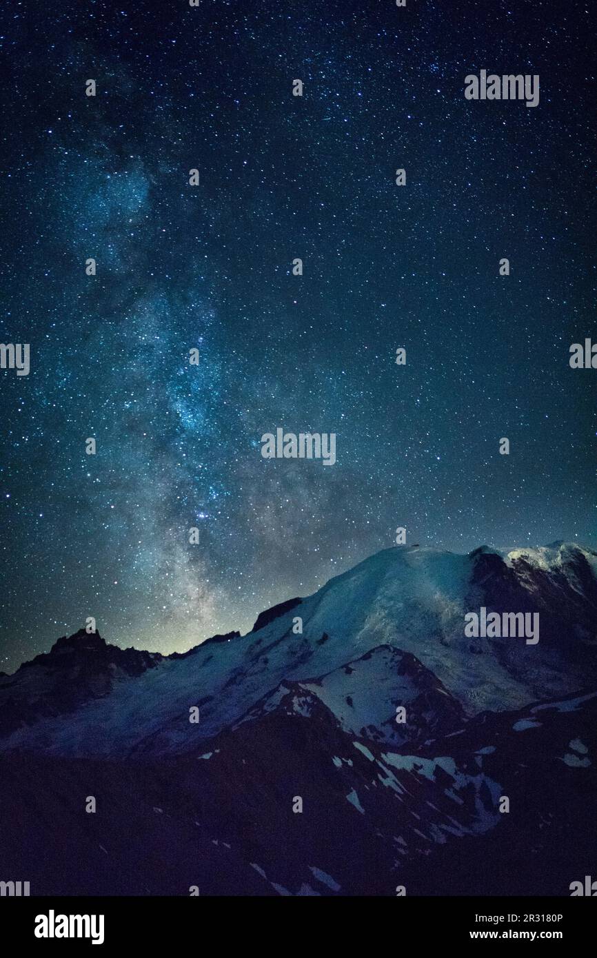 La Via Lattea sul Monte Rainier offre un fantastico spettacolo notturno a Washington Foto Stock