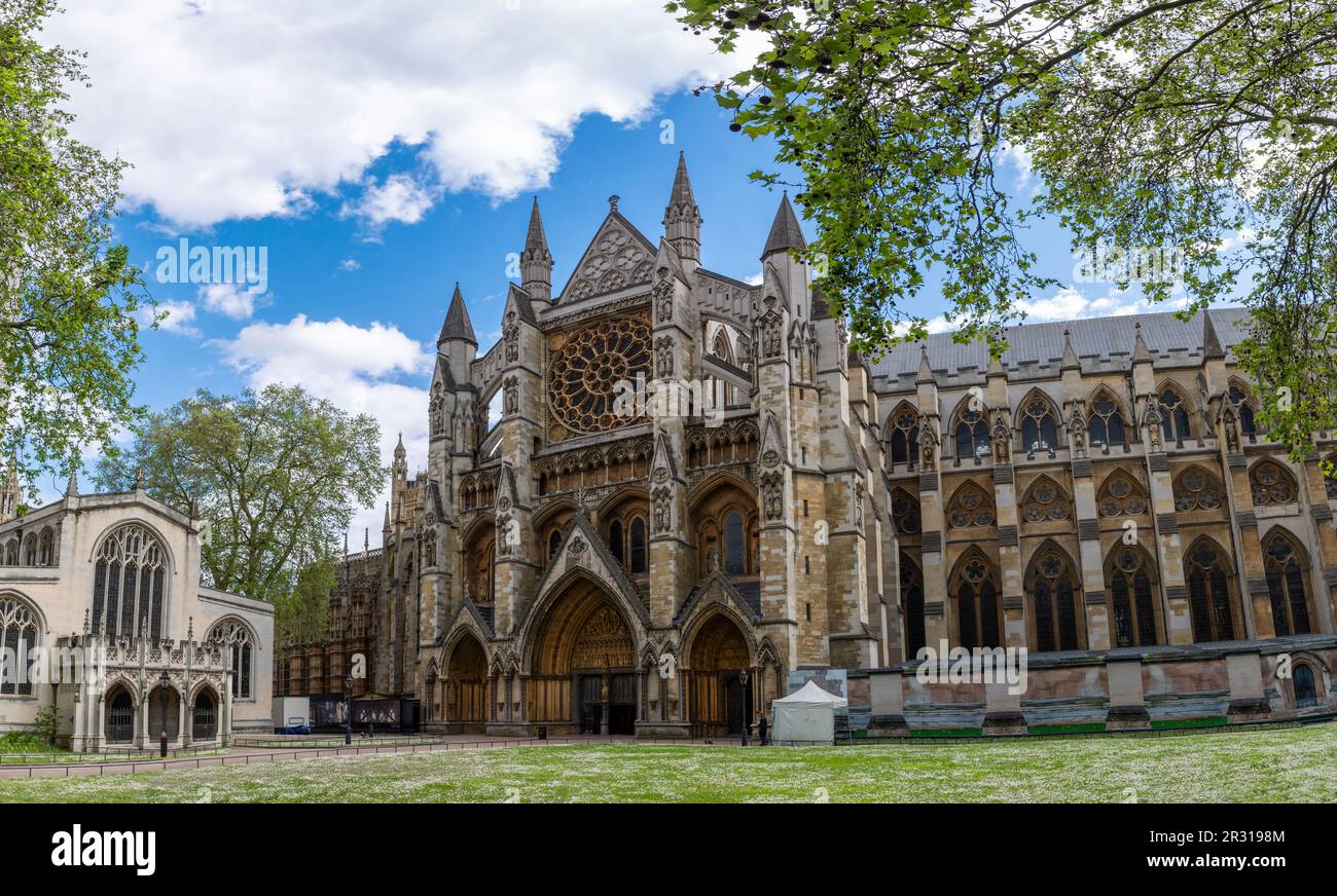 Ampia vista panoramica della famosa chiesa cristiana dell'Abbazia di Westminster nella città di Westminster nel centro di Londra. Foto Stock