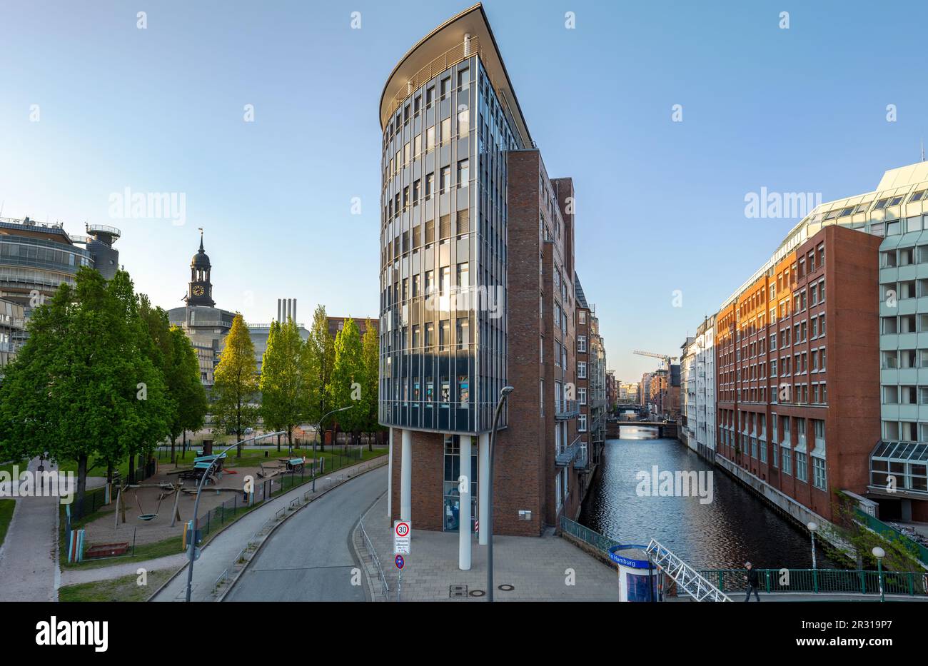 Vista sulla città di Amburgo in primavera Foto Stock
