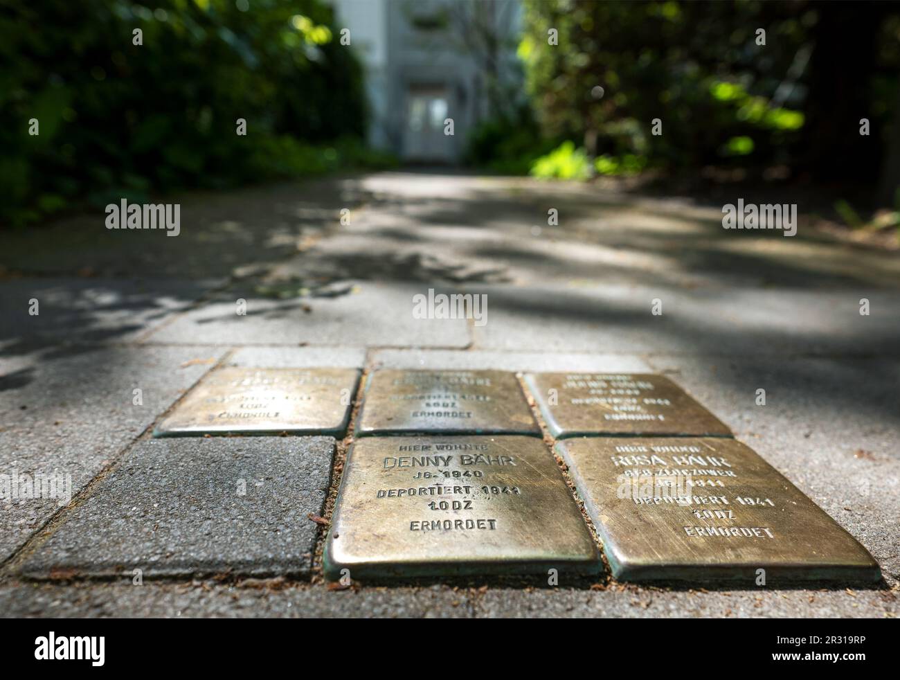Blocchi inciampanti ('Stolpersteine') nella città tedesca che commemorano i residenti (per lo più ebrei) di una casa che sono stati assassinati nella Germania nazista Foto Stock