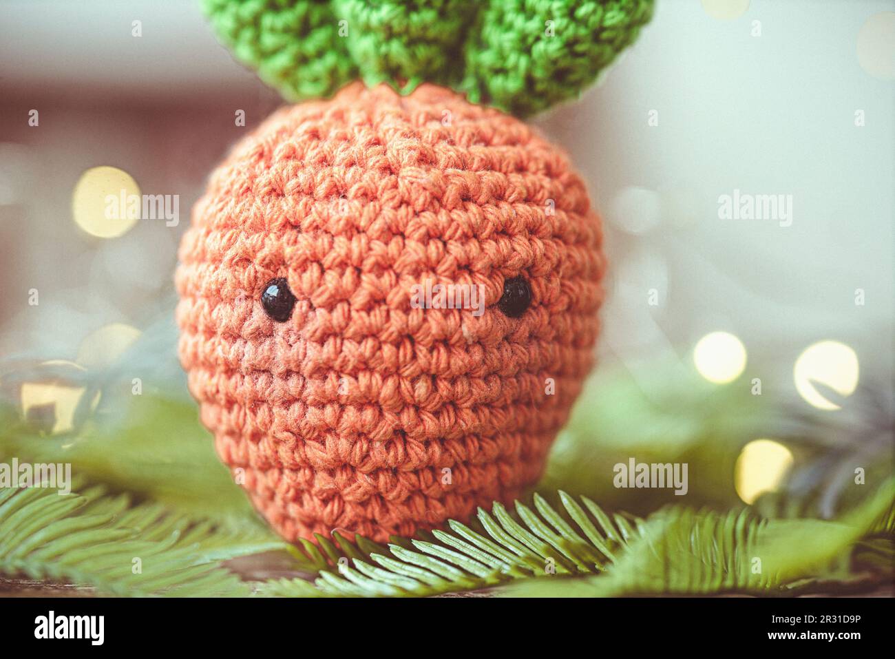 Primo piano di una carota uncinetto (Amigurumi) Foto Stock