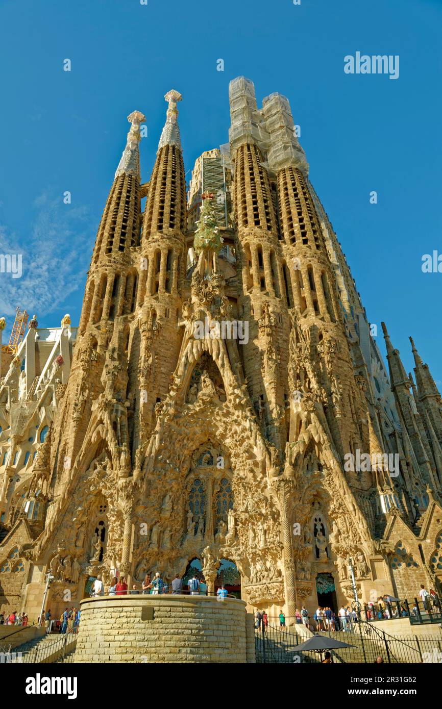 La facciata nord della Sagrada Familia, Basílica de la Sagrada Familia progettata da Antoni Gaudi a Barcellona in Spagna. Foto Stock