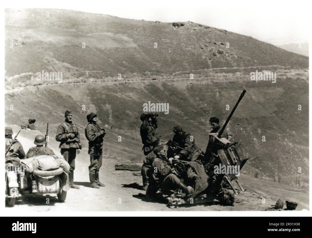 Guerra mondiale due foto B&N tedesco 20mm Anti aereo in Grecia 1941. L'equipaggio proviene dalla Divisione SS di Leibstandarte che protegge i propri veicoli su una strada di montagna dall'aereo alleato SS KB Roth. Foto Stock