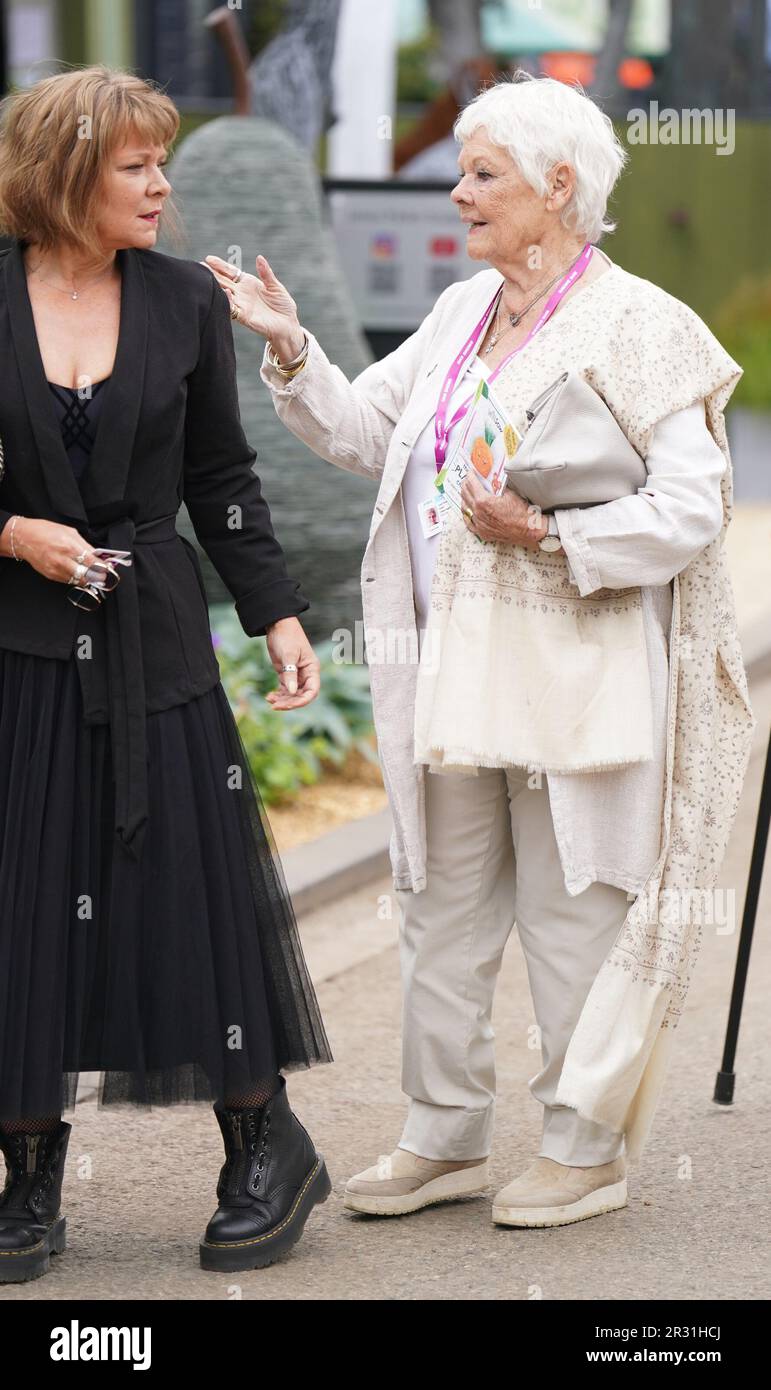 Dame Judi Dench (a destra) e sua figlia Finty Williams, durante il giorno di stampa del RHS Chelsea Flower Show, al Royal Hospital Chelsea, Londra. Data immagine: Lunedì 22 maggio 2023. Foto Stock