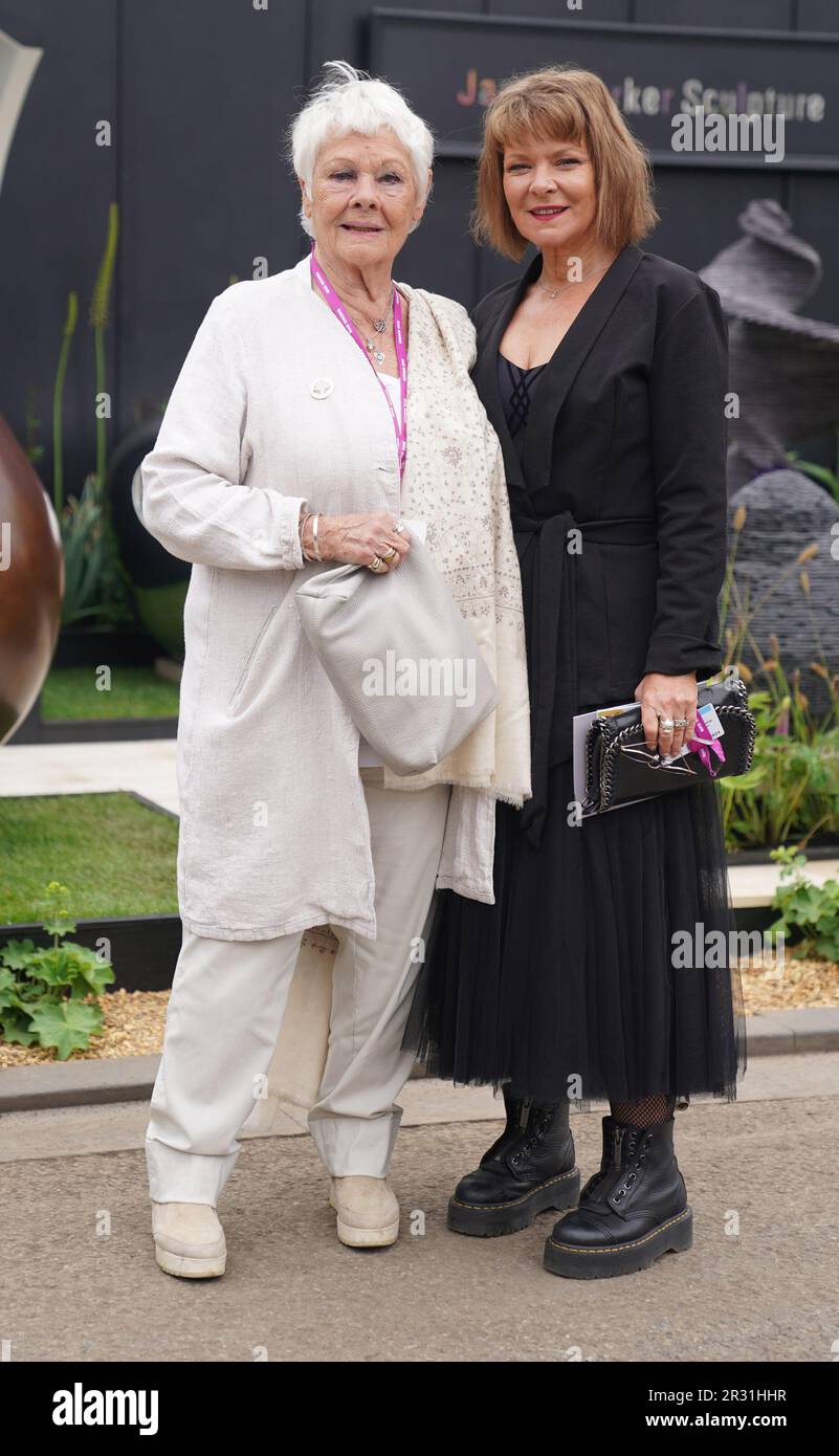 Dame Judi Dench (a sinistra) e sua figlia Finty Williams, durante il giorno di stampa del RHS Chelsea Flower Show, al Royal Hospital Chelsea, Londra. Data immagine: Lunedì 22 maggio 2023. Foto Stock