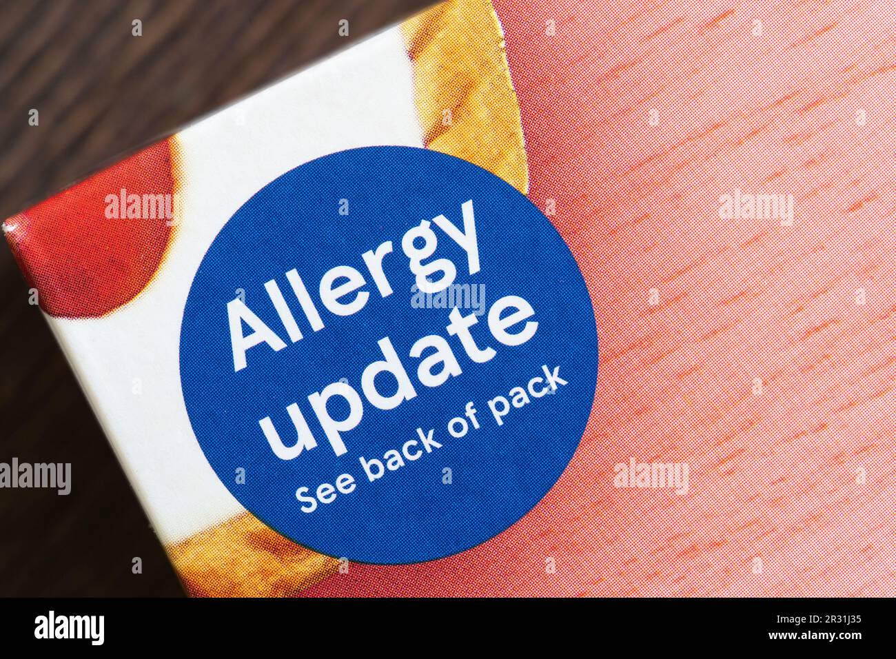 Etichetta di aggiornamento allergia sul pacchetto di crostate in ciliegio del marchio Tesco, Inghilterra. Concetto: Allergie alimentari, allergia che causa gli alimenti, reazione allergica Foto Stock