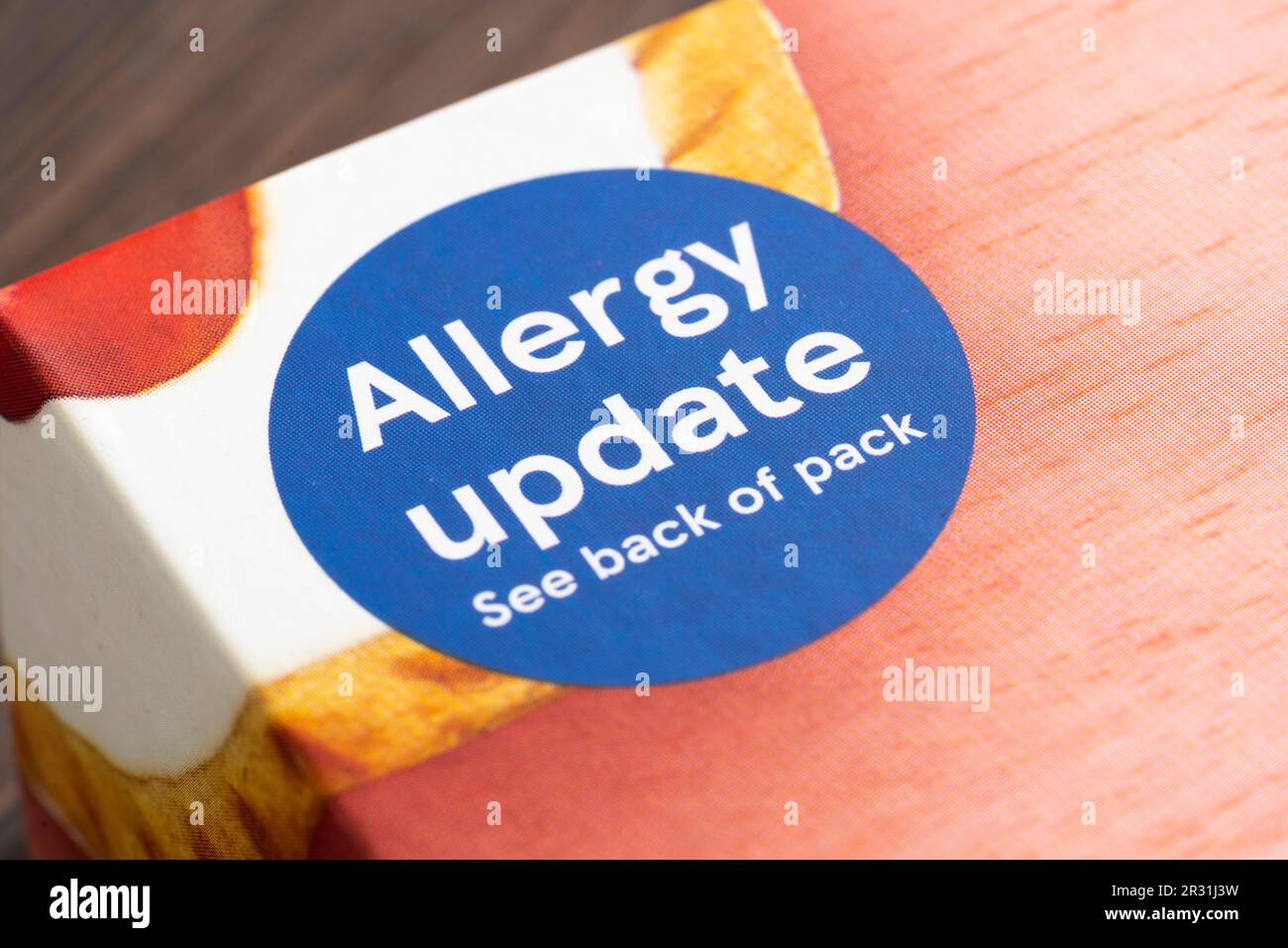 Etichetta di aggiornamento allergia sul pacchetto di crostate in ciliegio del marchio Tesco, Inghilterra. Concetto: Allergie alimentari, allergia che causa gli alimenti, reazione allergica Foto Stock