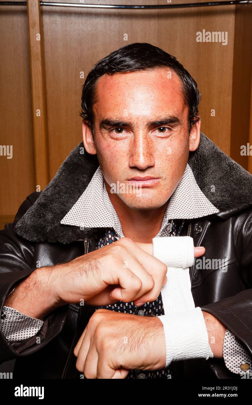 Fashion shoot con Wales Rugby Star Sonny Parker, Millennun Stadium Changing Rooms, Cardiff, agosto 2007. Foto: Rob Watkins Foto Stock