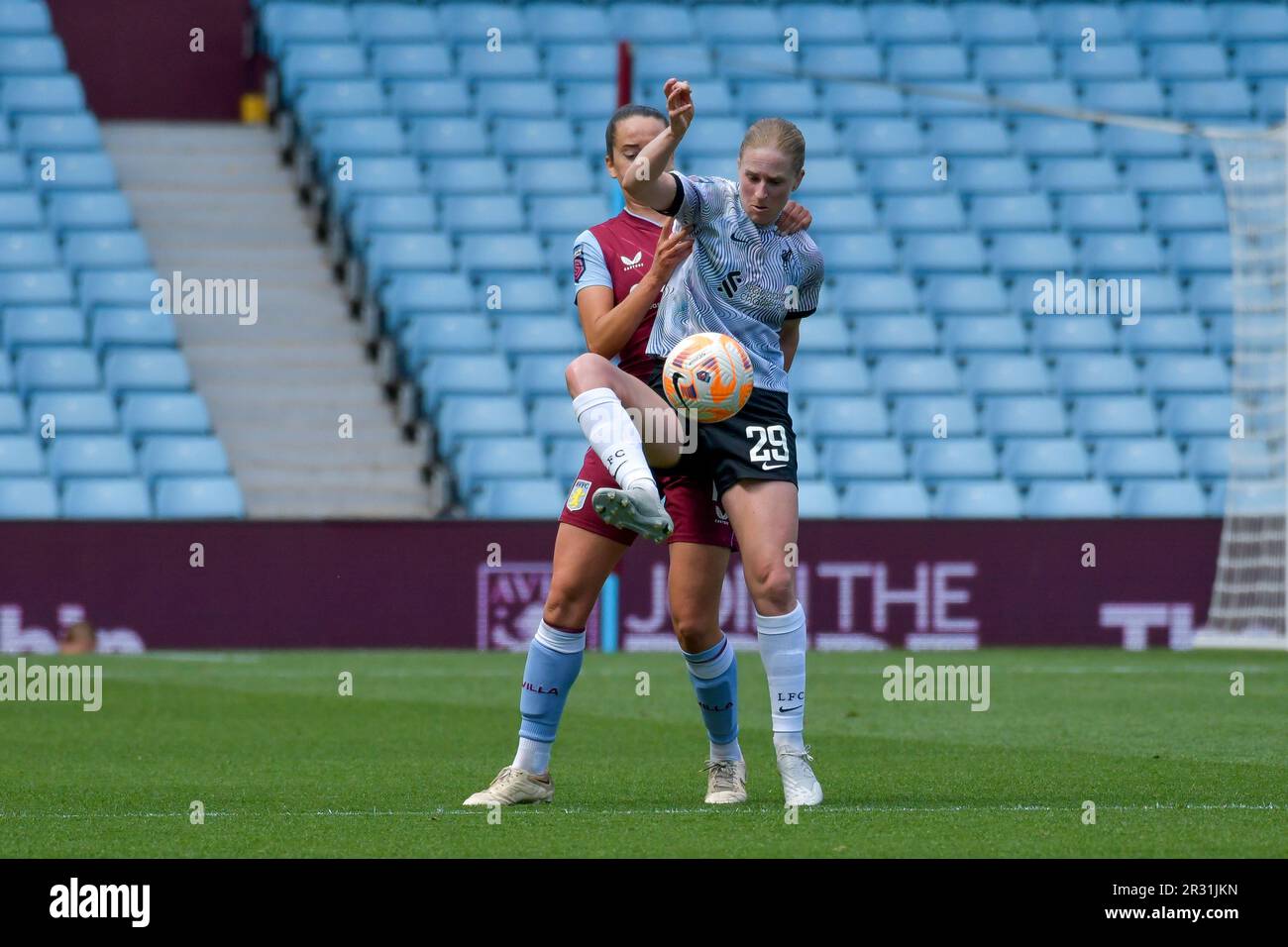 Birmingham, Inghilterra. 21 maggio 2023. Natasha Dowie di Liverpool scude la palla da Anna Patten di Aston Villa durante la partita della Barclays Women's Super League tra Aston Villa e Liverpool al Villa Park di Birmingham, Inghilterra, Regno Unito il 21 maggio 2023. Credit: Duncan Thomas/Majestic Media/Alamy Live News. Foto Stock