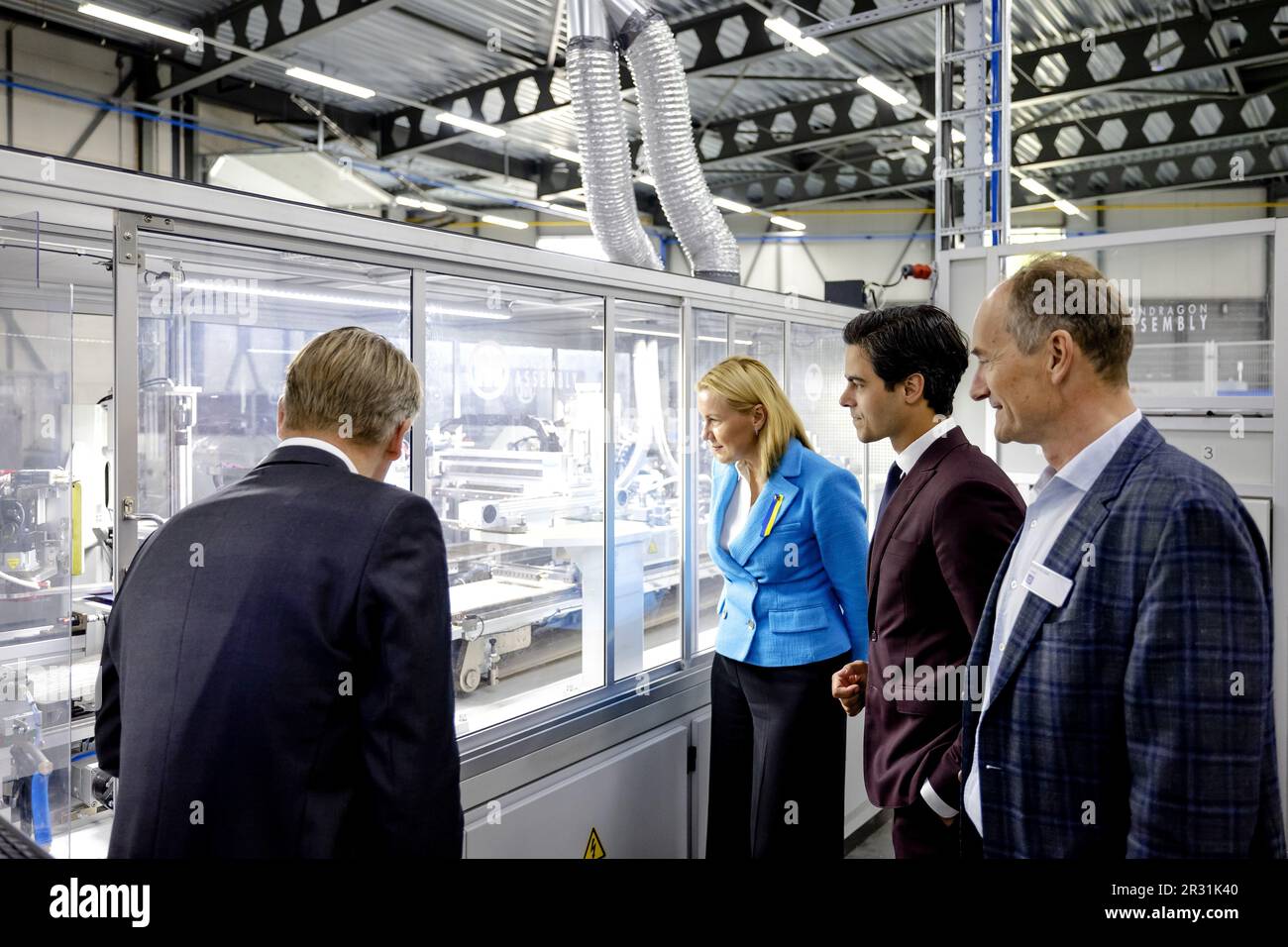 WEERT - Rob Jetten, ministro del clima e dell'energia, e Kadri Simson, commissario europeo per l'energia, durante l'apertura di una fabbrica di Solarge, produttore di pannelli solari circolari leggeri. ANP ROBIN VAN LONKHUIJSEN olanda fuori - belgio fuori Foto Stock