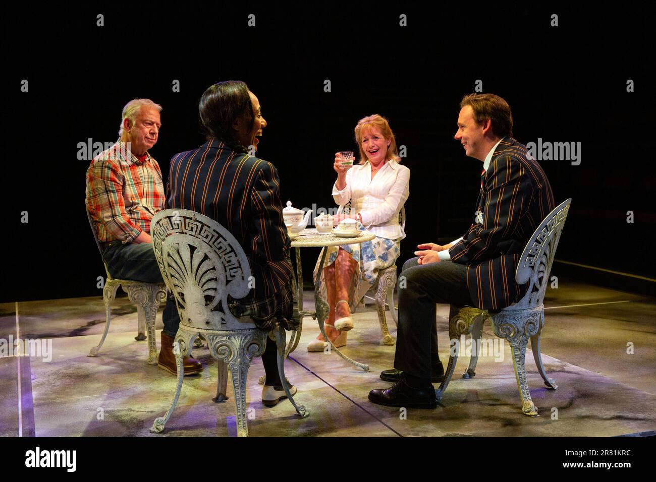 l-r: Terence Booth (Sir Peter Meizner), Tanya-Loretta Dee (Sara Coote), Caroline Langrishe (Lady Vivica Meizner), Antony Eden (Josh Meizner) Benvenuti IN FAMIGLIA da Alan Ayckbourn al Vecchio Teatro di lavanderia, Bowness-on-Windermere, Cumbria, Inghilterra Glowop 16/05/2023 regista: Roger Albourssssssa Foto Stock