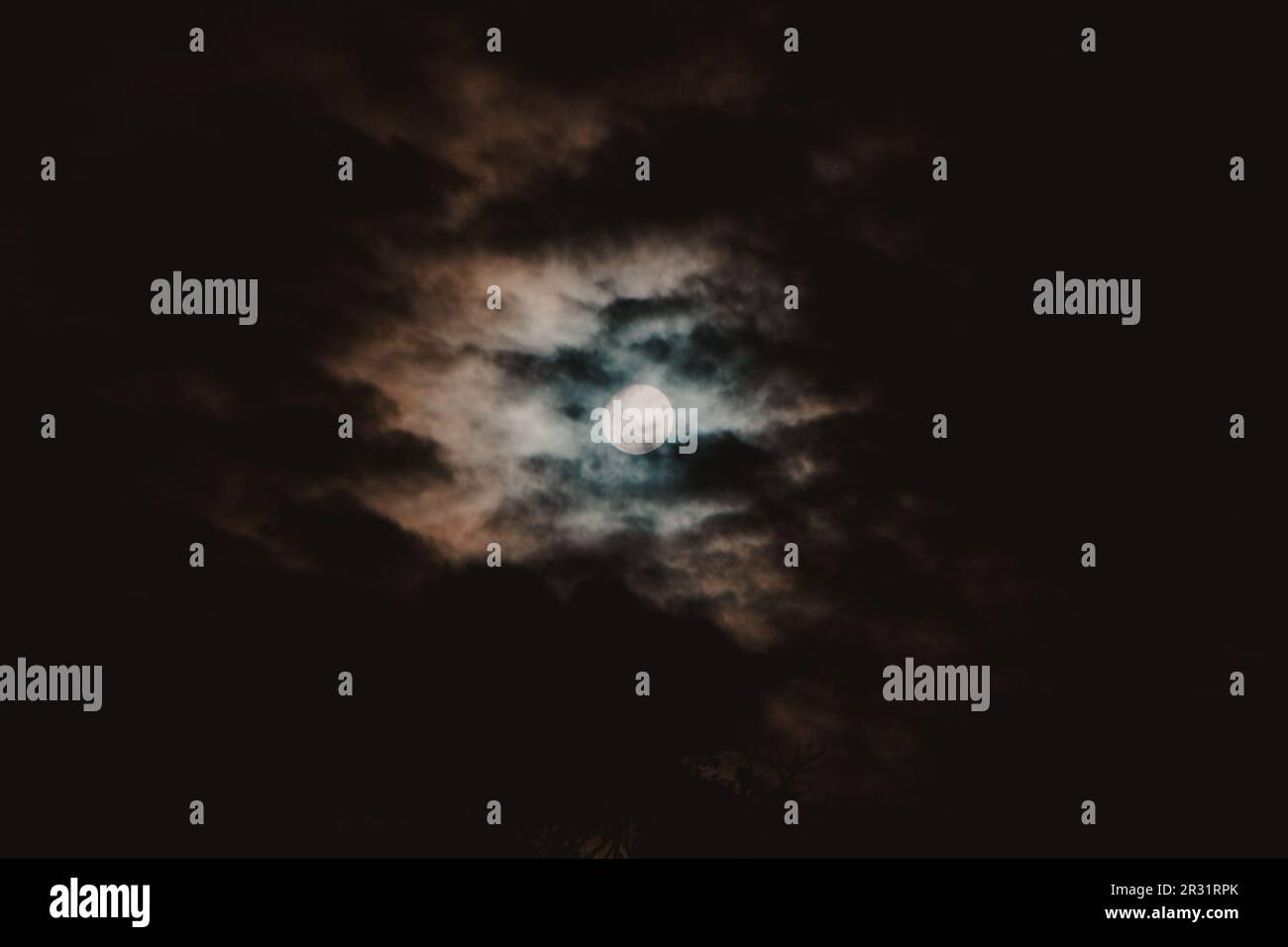 luna piena tra le nuvole Foto Stock