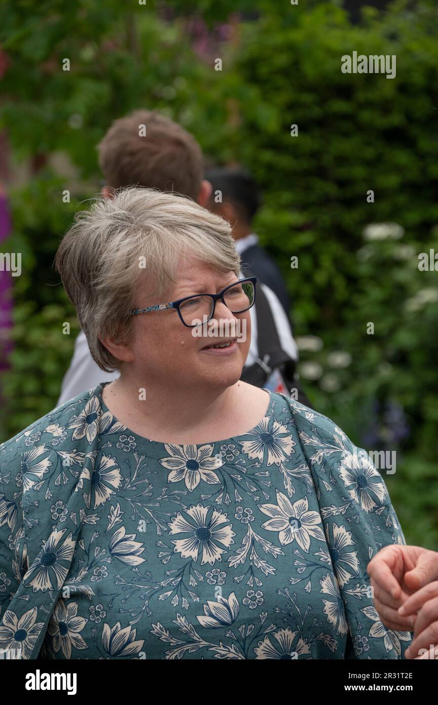 Royal Hospital Chelsea, Londra, Regno Unito. 22nd maggio, 2023. Apertura del giorno della stampa del RHS Chelsea Flower Show (pubblico 23-27 maggio), il più grande spettacolo di fiori del mondo. Immagine: Thérèse Coffey, Segretario di Stato per l'ambiente, l'alimentazione e gli affari rurali partecipa alla mostra. Credit: Malcolm Park/Alamy Live News Foto Stock