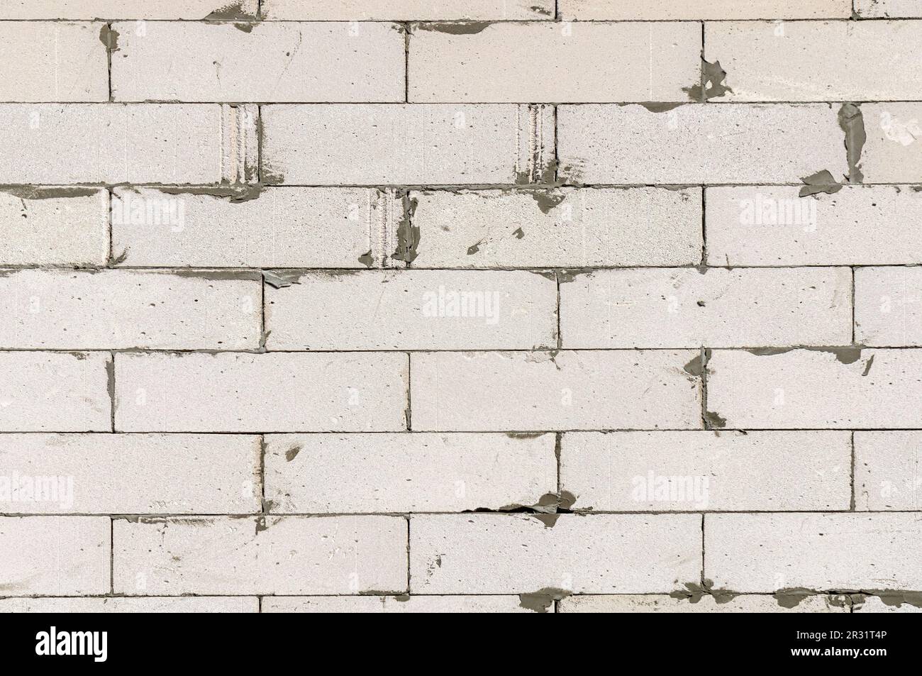 Questa foto ravvicinata mostra le pareti di una casa costruita con blocchi di cemento in schiuma resistenti e leggeri. Foto Stock