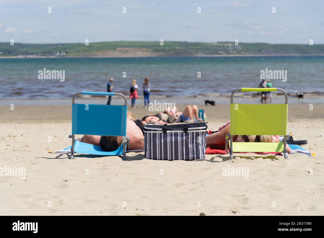 Weymouth Dorset Regno Unito. 21st maggio 2023: Meteo UK. Gli amanti del sole si sono recati alla spiaggia di sabbia di Weymouth e hanno trascorso un po' di tempo nella domenica calda e soleggiata. Credit: Notizie su Xiu Bao/Alamy Foto Stock