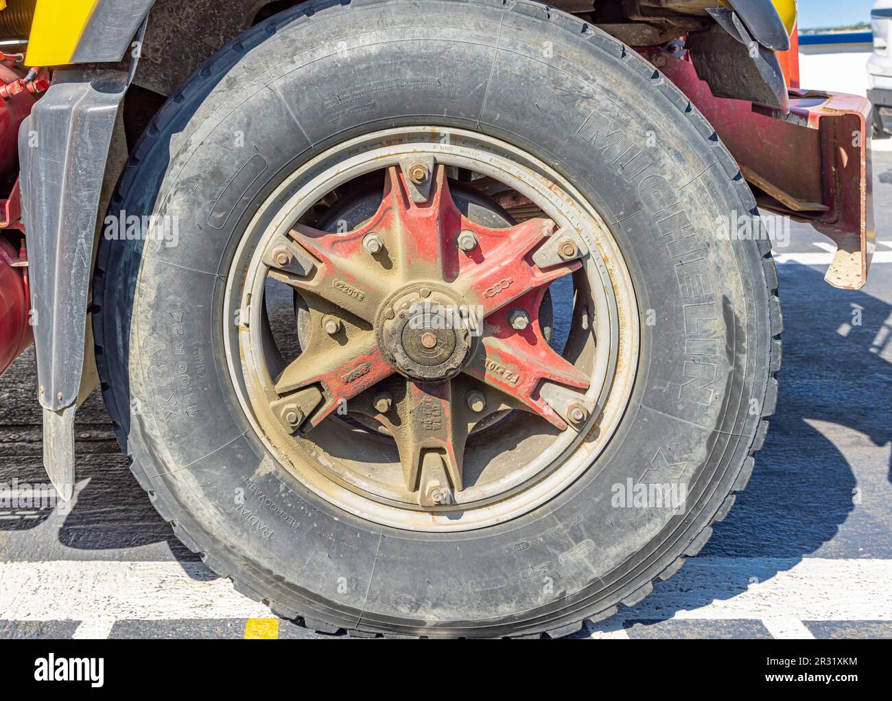 Immagine dettagliata di un grande pneumatico sporco per autocarro Foto Stock