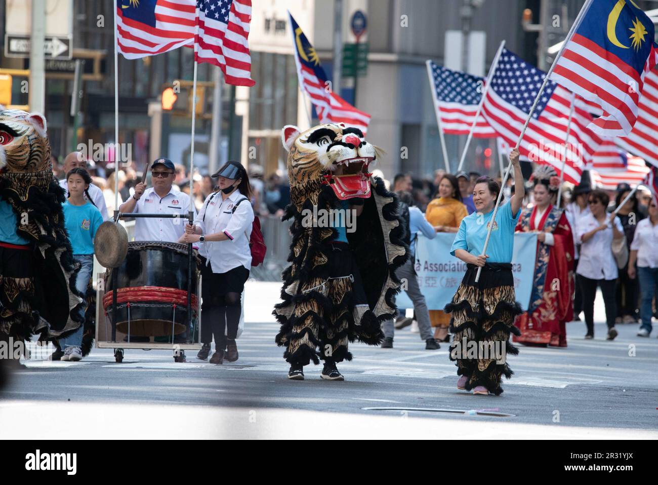 21 maggio 2023, %G: (NUOVA) associazione della Malesia marciando con le bandiere alla seconda parata annuale dell'AAPI sulla sesta Avenue (Avenue of the Americas). 21 maggio 2023. New York, USA la Parata culturale e del patrimonio delle isole dell'Asia americana e del Pacifico (AAPI) arriva a maggio mentre i newyorkesi celebrano il mese del patrimonio delle isole dell'Asia americana e del Pacifico, così come la seconda CityÃ¢â‚¬â„¢popolazione delle isole dell'Asia americana e del Pacifico degli Stati Uniti. Il mese dell'AAPI Heritage rende omaggio alle generazioni di abitanti delle isole dell'Asia americana e del Pacifico che hanno arricchito la storia della Nuova YorkÃ¢â‚¬â„¢ Foto Stock