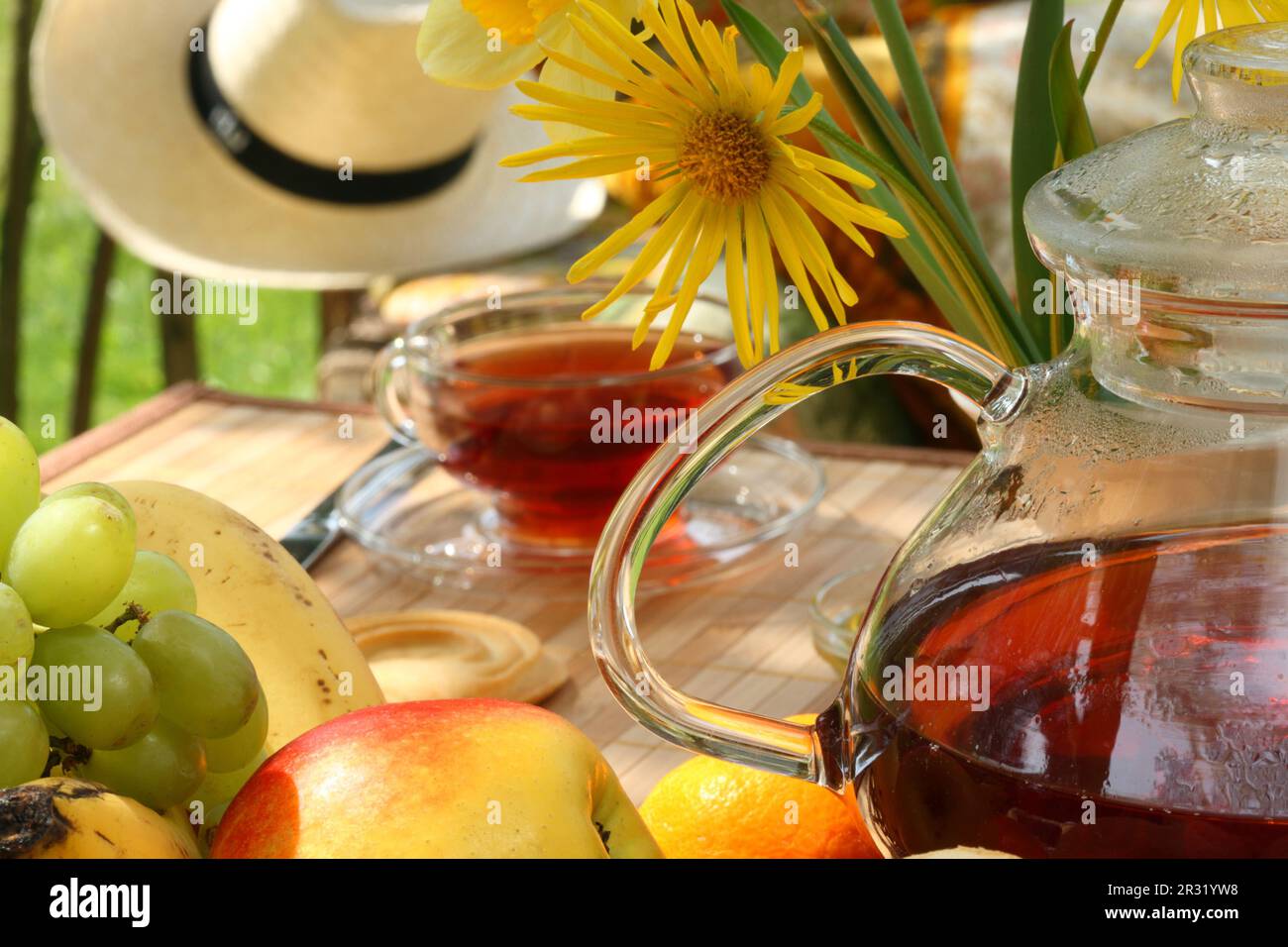 La prima colazione nel giardino. Foto Stock