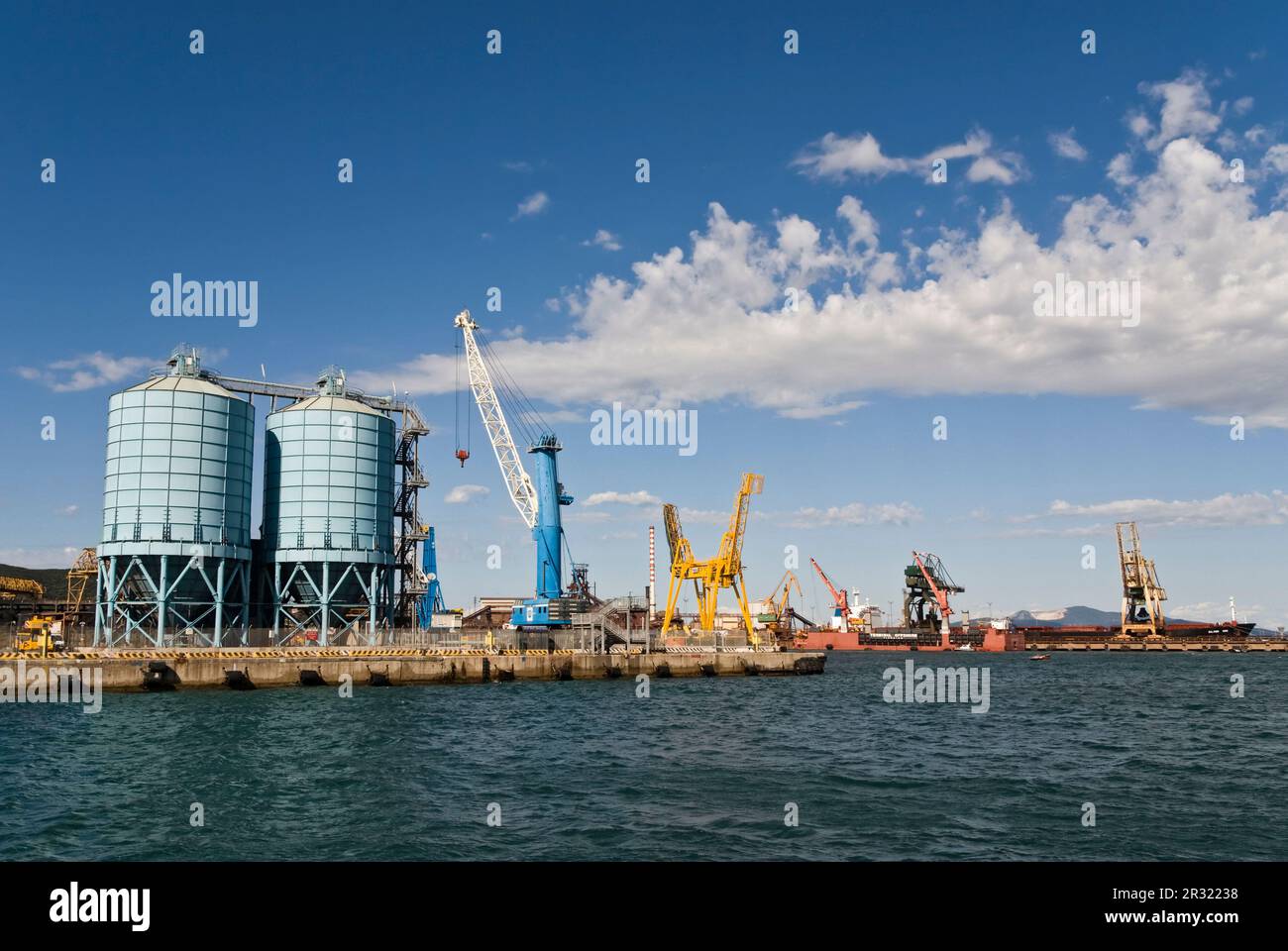 Industria e porto dei traghetti Piombino Foto Stock