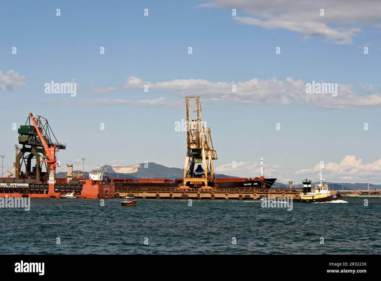 Industria e porto dei traghetti Piombino Foto Stock