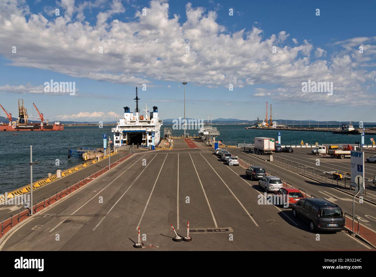 Industria e porto dei traghetti Piombino Foto Stock