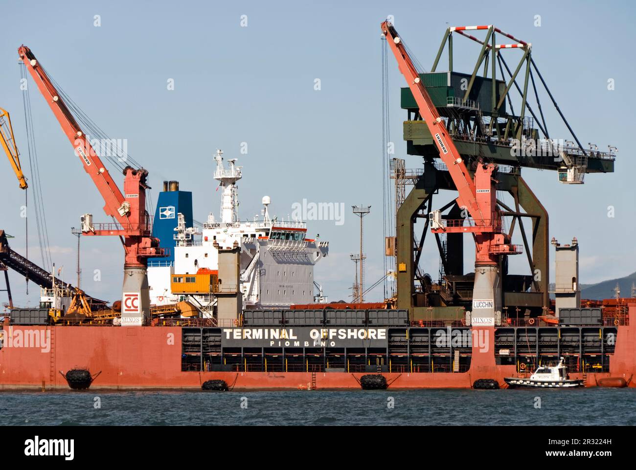 Industria e porto dei traghetti Piombino Foto Stock