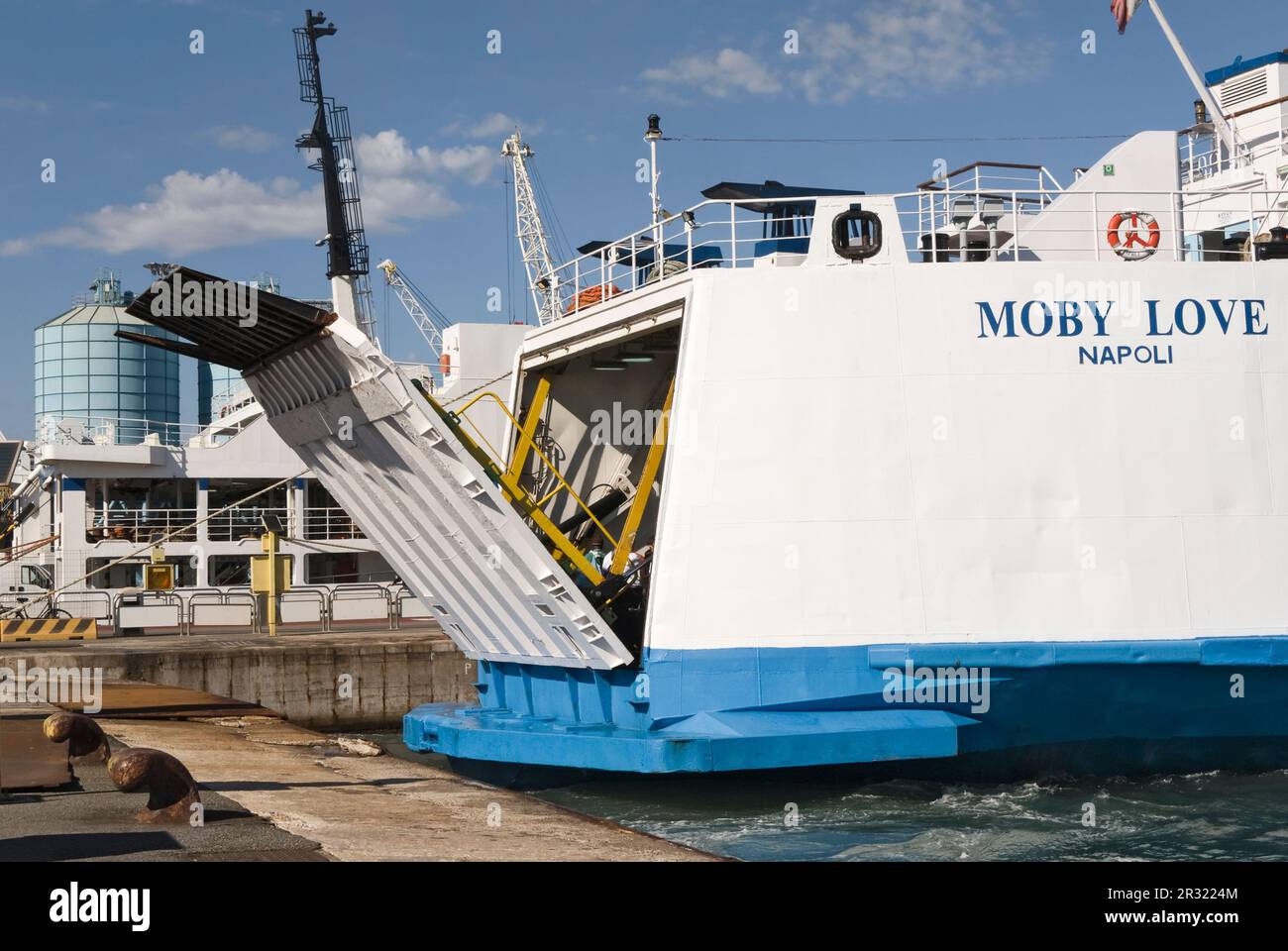 Industria e porto dei traghetti Piombino Foto Stock