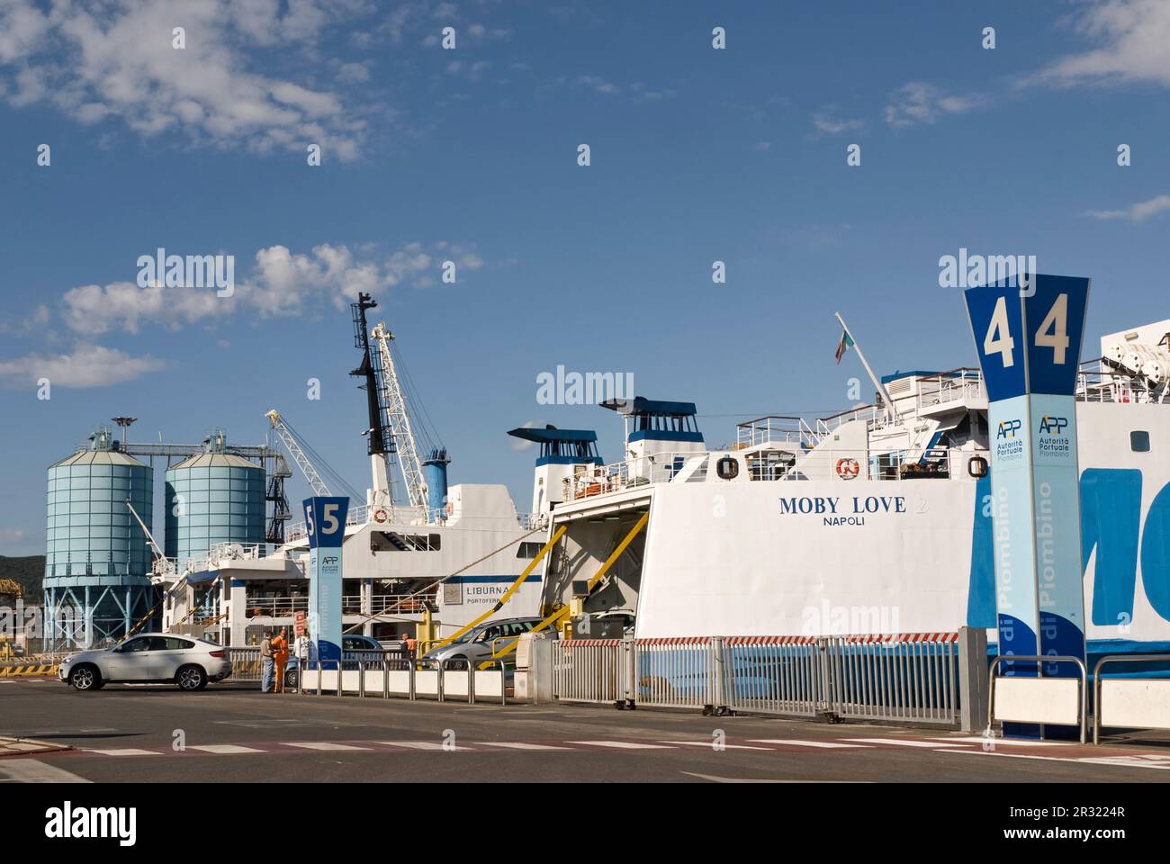 Industria e porto dei traghetti Piombino Foto Stock