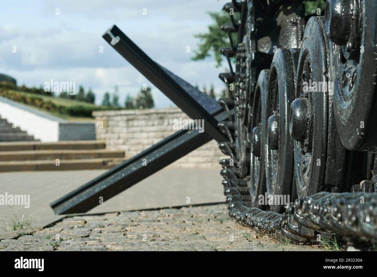 Vecchio serbatoio. Ruote e pista primo piano e sfondo tranquillo. Monumento alle vecchie armi primo piano. Simbolo della fine della guerra. Vecchie armi militari. Equi Foto Stock