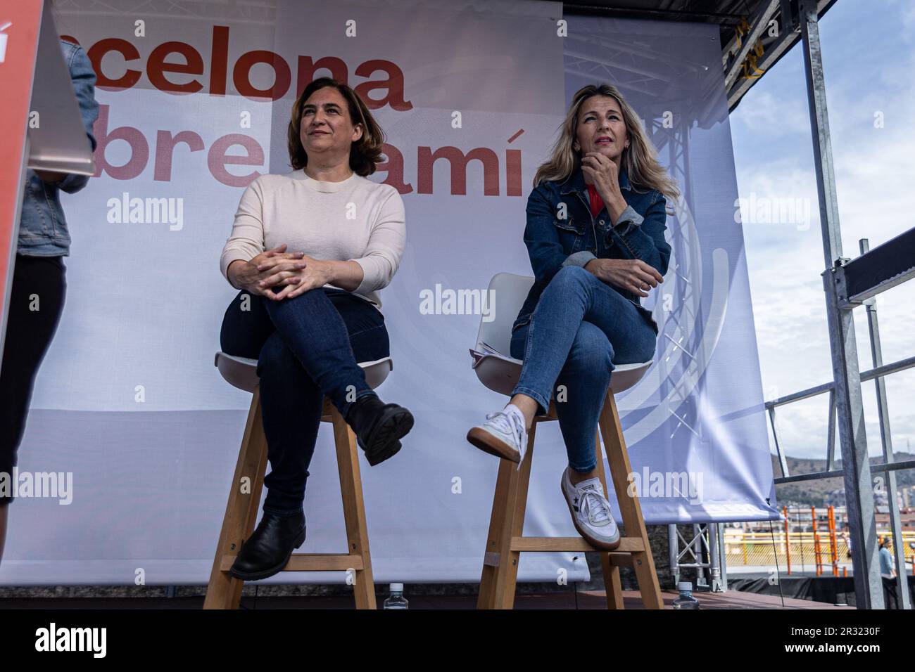 ADA Colau, sindaco di Barcellona, si trova accanto a Yolanda Díaz (L) al rally per presentare il suo programma politico in uno dei quartieri di Barcellona. Il partito di sinistra 'en Comú Podem' presenta ai suoi sostenitori il programma politico di Ada Colau in un raduno per la candidatura sindaco di Barcellona per le elezioni comunali e autonome del 28th maggio in Spagna. Foto Stock