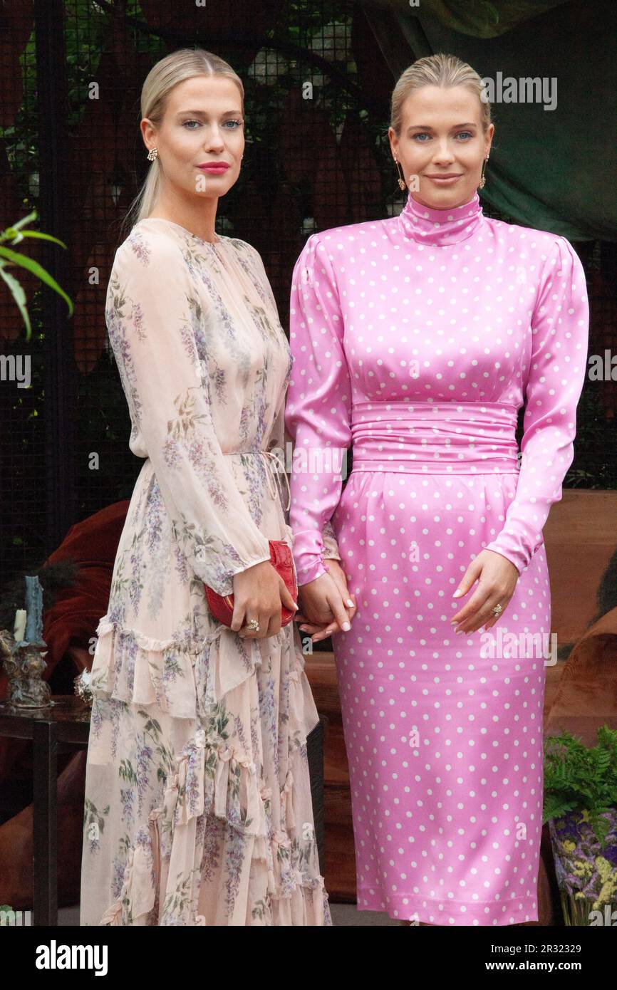 Londra, Regno Unito. 22nd maggio, 2023. Lady Emelia e Lady Eliza Spencer, nieces della defunto Lady Diana Spencer, posa per delle foto sul Boodles British Craft Garden al Chelsea Flower Show 2023. Credit: Anna Watson/Alamy Live News Foto Stock