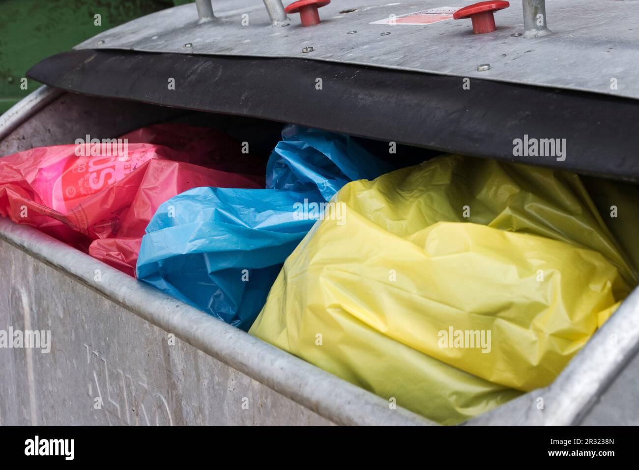 Garbage tonne immagini e fotografie stock ad alta risoluzione - Alamy