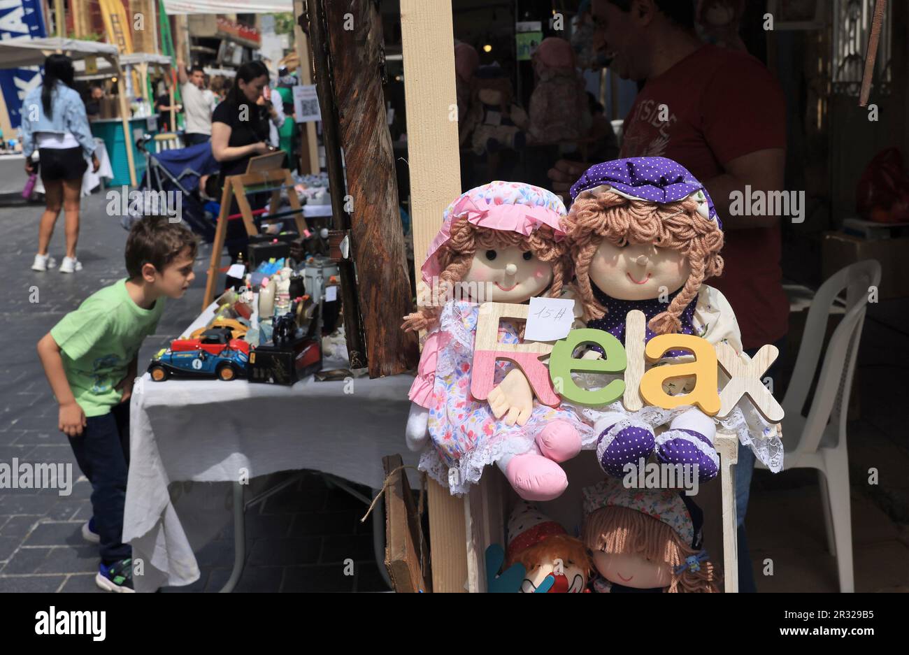 Beirut, Libano. 21st maggio, 2023. Un ragazzo guarda i modelli di auto in una fiera di strada a Beirut, Libano, il 21 maggio 2023. Credit: Liu Zongya/Xinhua/Alamy Live News Foto Stock