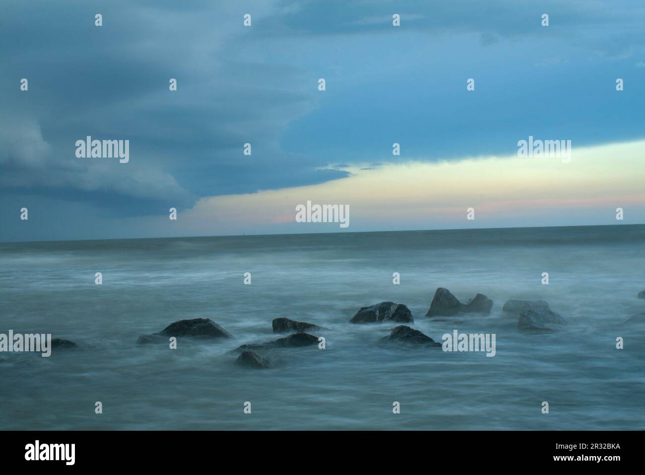 Raccogliere Storm, rocce e onde, Tybee Island, Georgia Foto Stock