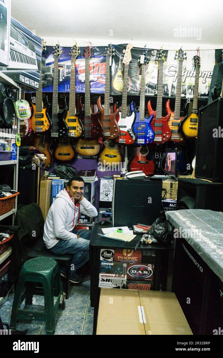 Tienda de guitarras, Santa María Nebaj,Departamento de El Quiché, Guatemala, America centrale. Foto Stock