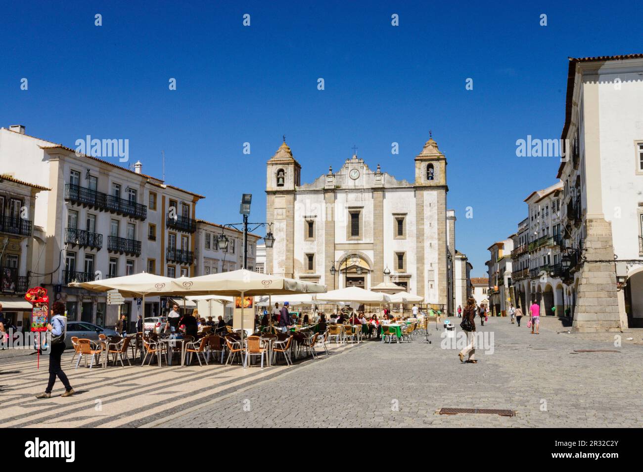 Plaza del Giraldo y la Iglesia de San Antao, Evora Alentejo,,Portogallo, Europa. Foto Stock