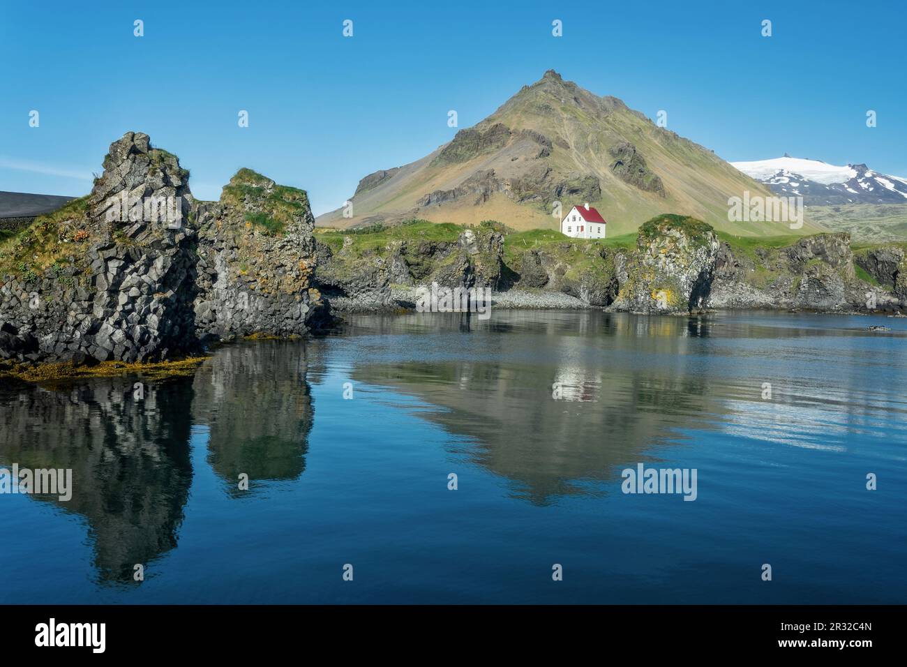 Piccola casa bianca in Arnarstapi, Snaefellsnes penisola paesaggio panoramico, Islanda Foto Stock