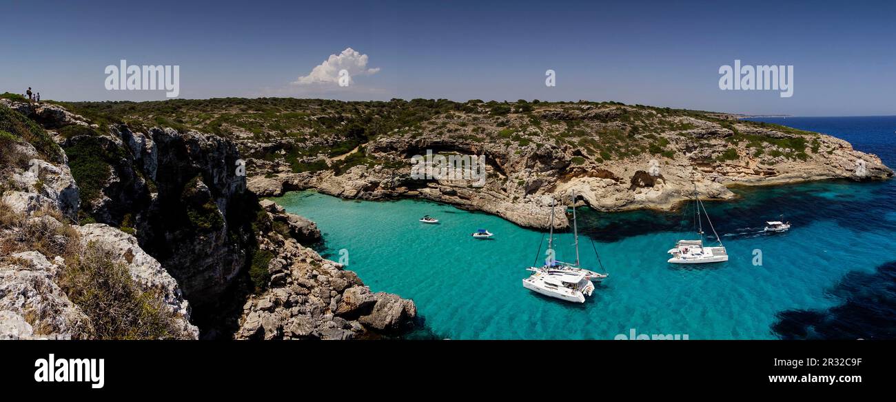 Yates fondeados,Cala Marmols, Ses Salines,Mallorca, Islas Baleares, Spagna, Europa. Foto Stock