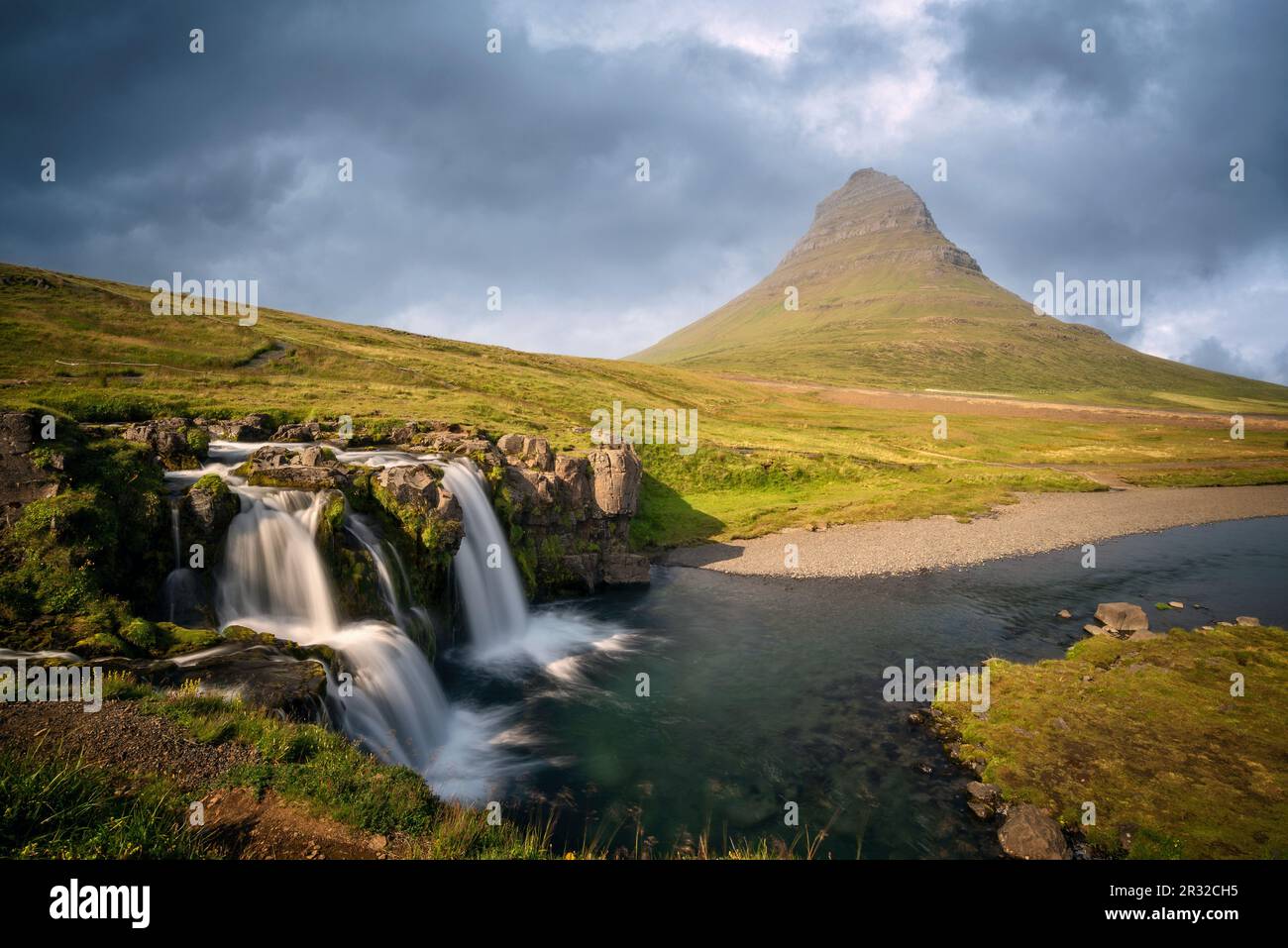 Monte Kirkjufell (la montagna della chiesa) e cascate di Kirkjufellfoss, bellissimo paesaggio nella penisola di Snaefellsnes, Islanda Foto Stock
