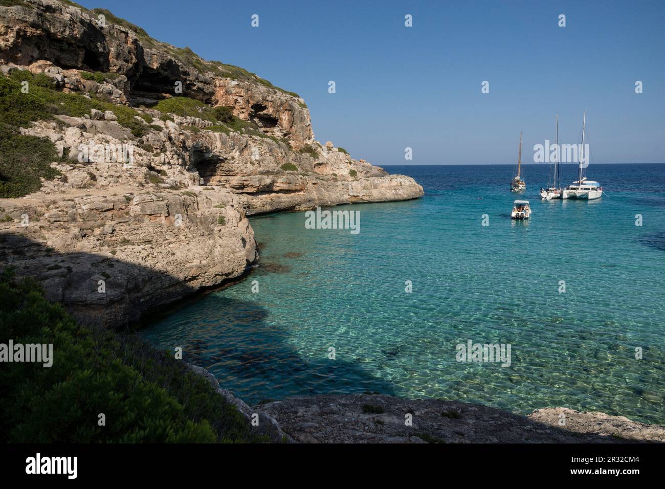 Yates fondeados,Cala Marmols, Ses Salines,Mallorca, Islas Baleares, Spagna, Europa. Foto Stock