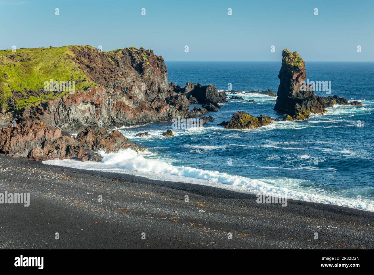 Onde e rocce nella spiaggia di Djupalonssandur, penisola di Snaefelsnes, Islanda Foto Stock