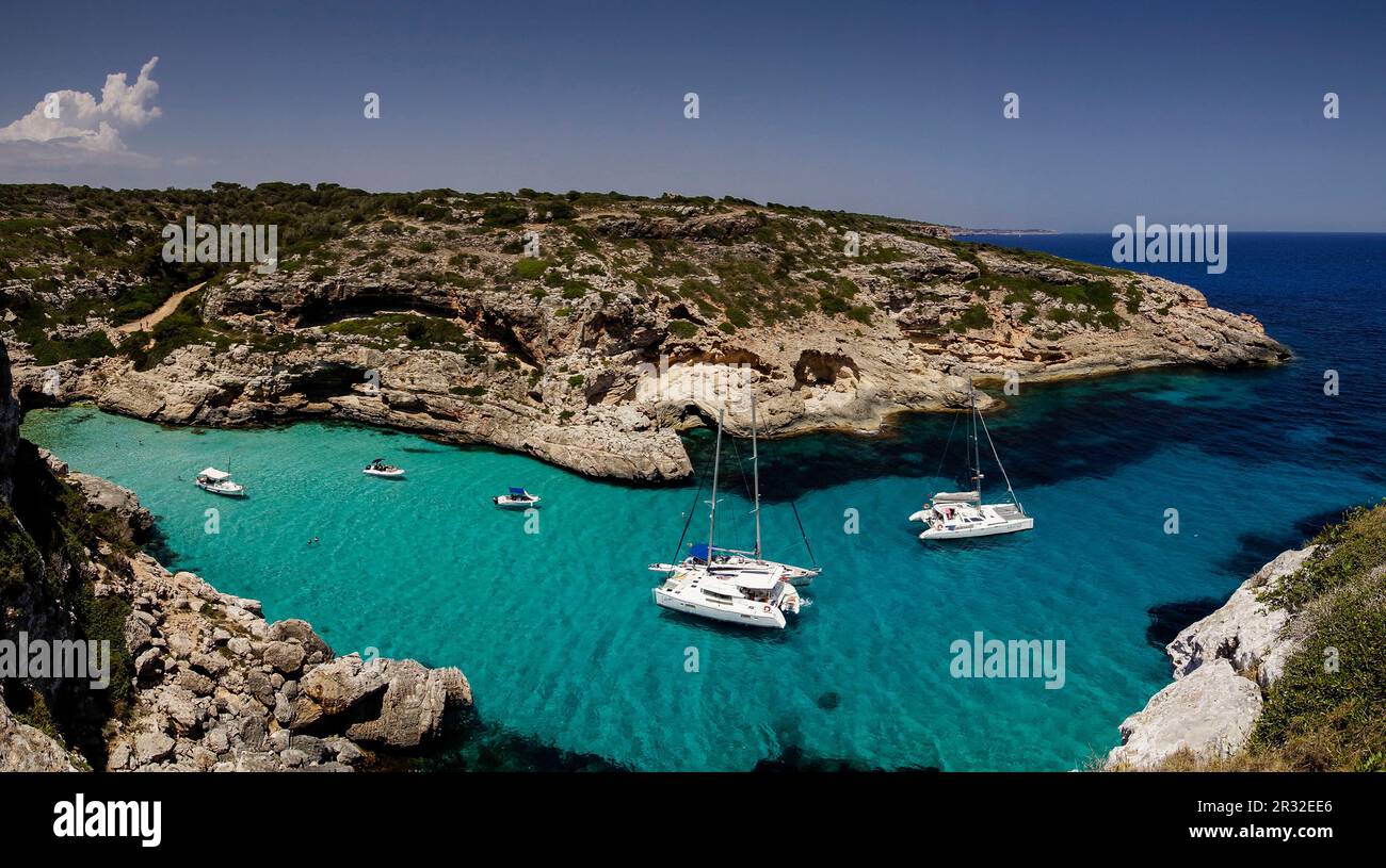 Yates fondeados,Cala Marmols, Ses Salines,Mallorca, Islas Baleares, Spagna, Europa. Foto Stock