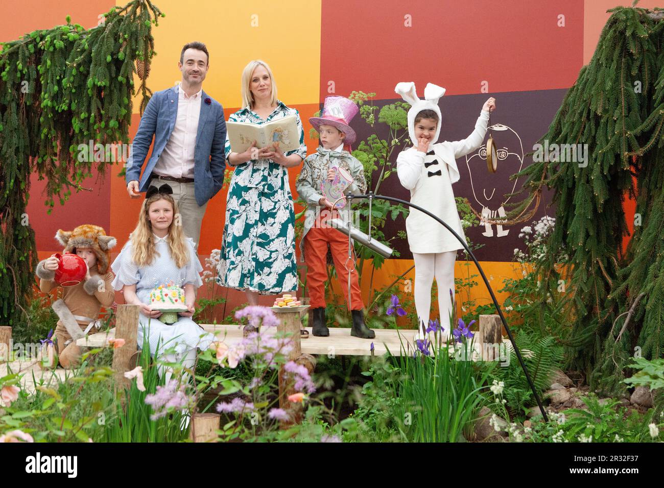 Londra, Regno Unito. 22nd maggio, 2023. Un Tea Party di Mad Hatter al Chelsea Flower Show, nel Teapot Trust Other Garden, con Kirsten o'Brien che legge una storia. Credit: Anna Watson/Alamy Live News Foto Stock