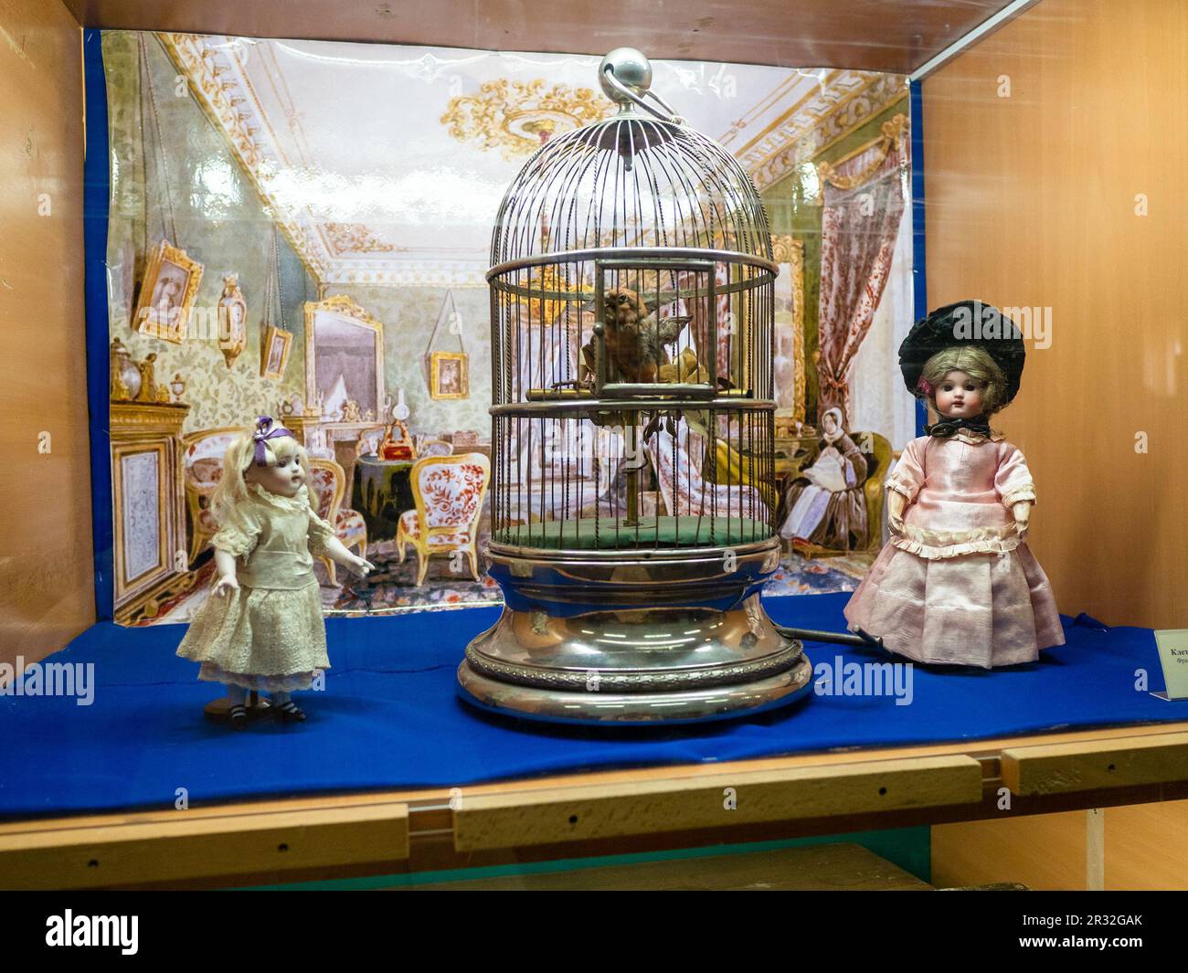 Sergiyev Posad, Russia - 21 maggio 2023: Uccello meccanico in gabbia e bambole d'epoca in Museo artistico e pedagogico giocattolo nominato N D Bartram a Sergiev P Foto Stock