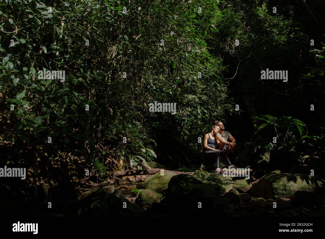 (230522) -- RIO DE JANEIRO, 22 maggio 2023 (Xinhua) -- i visitatori si godono al Parco Nazionale Tijuca di Rio de Janeiro, Brasile, il 20 maggio 2023. (Foto di Claudia Martini/Xinhua) Foto Stock