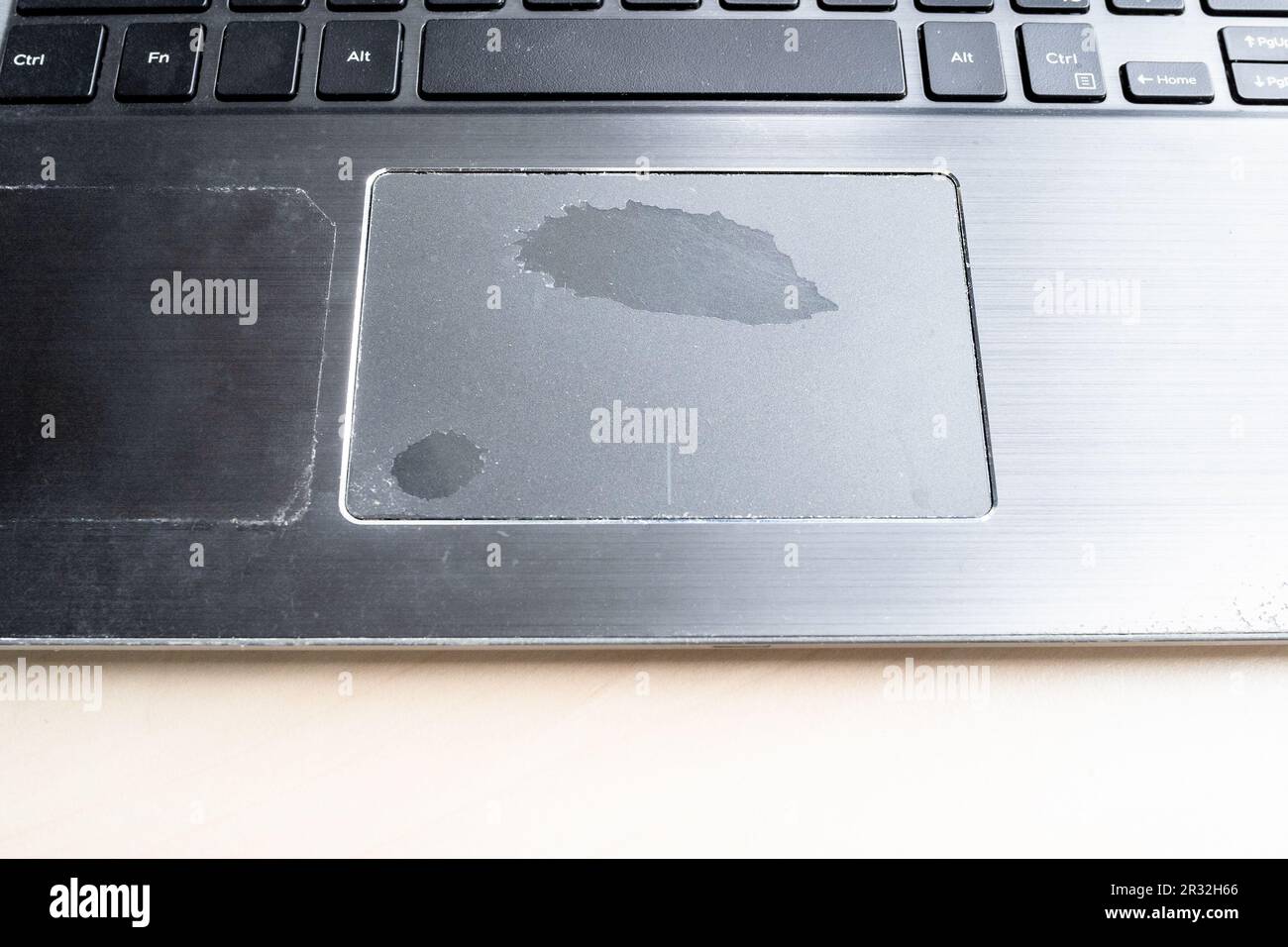 touchpad logoro del vecchio notebook vicino al tavolo Foto Stock
