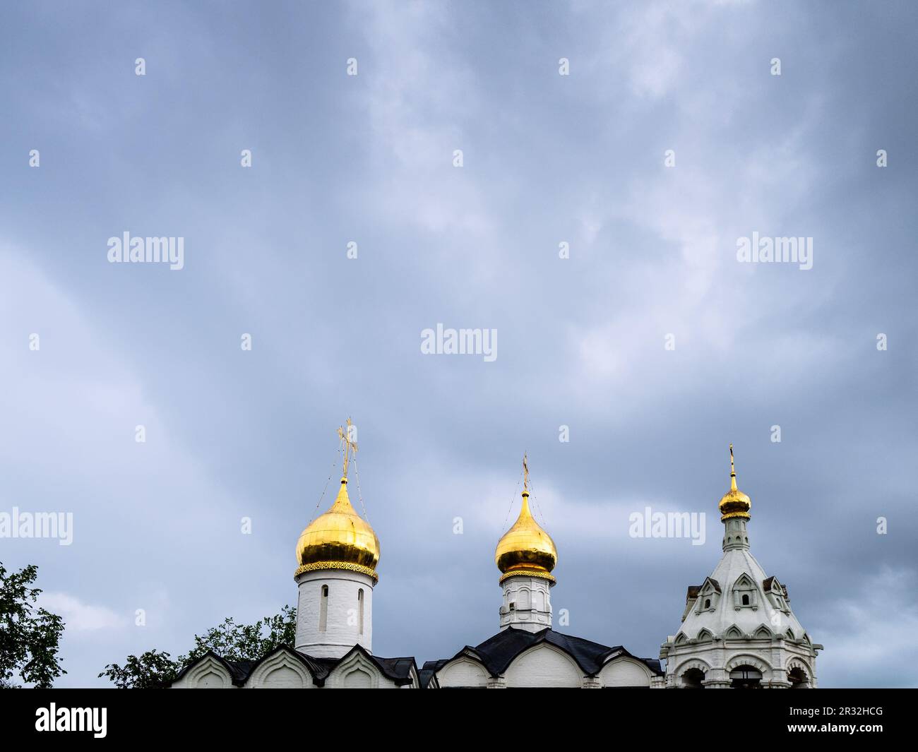 le nubi piovose grigie sopra le cupole dorate delle chiese ortodosse Foto Stock