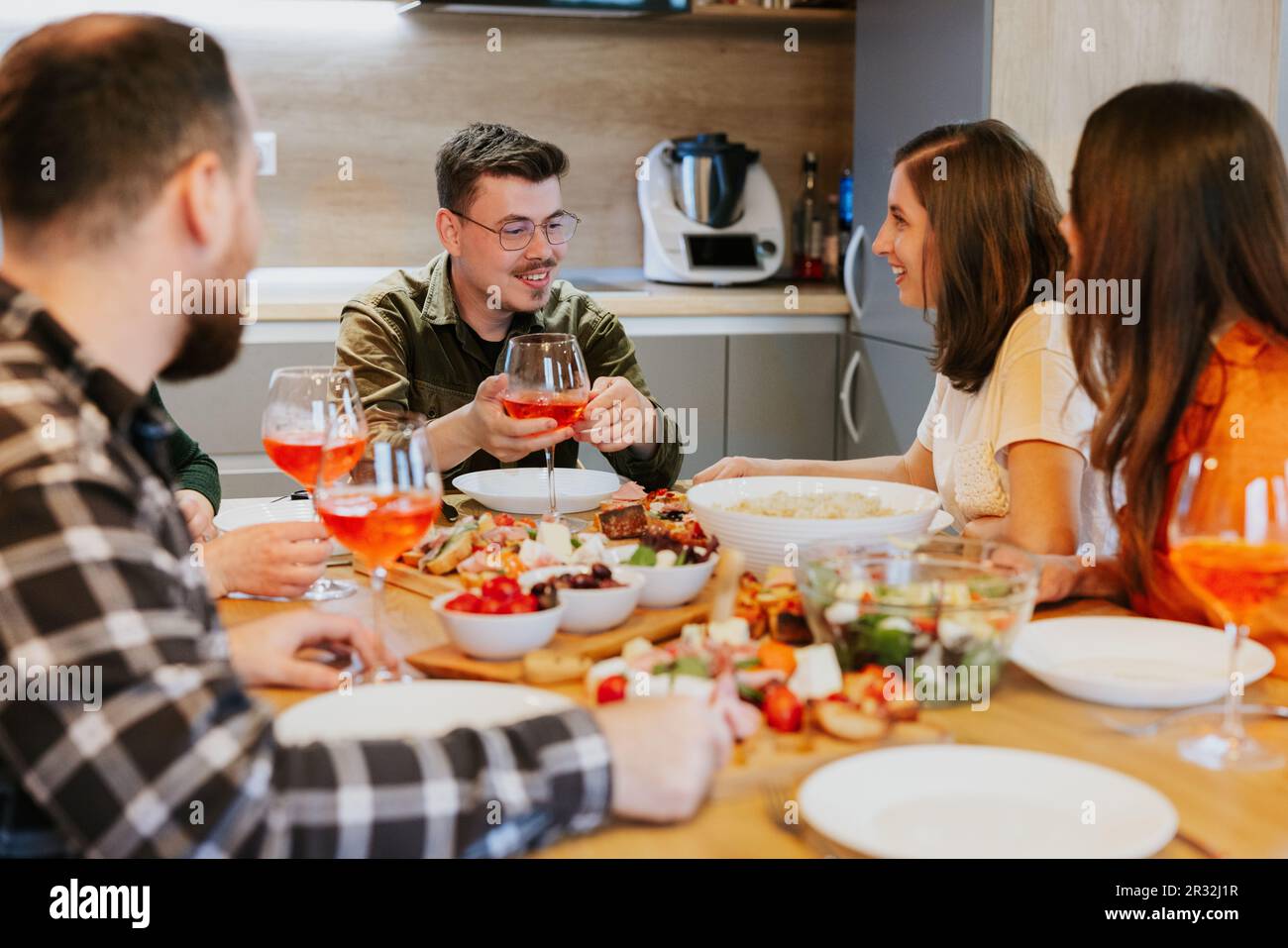 Tradizione di cenare con gli amici a casa. Foto Stock